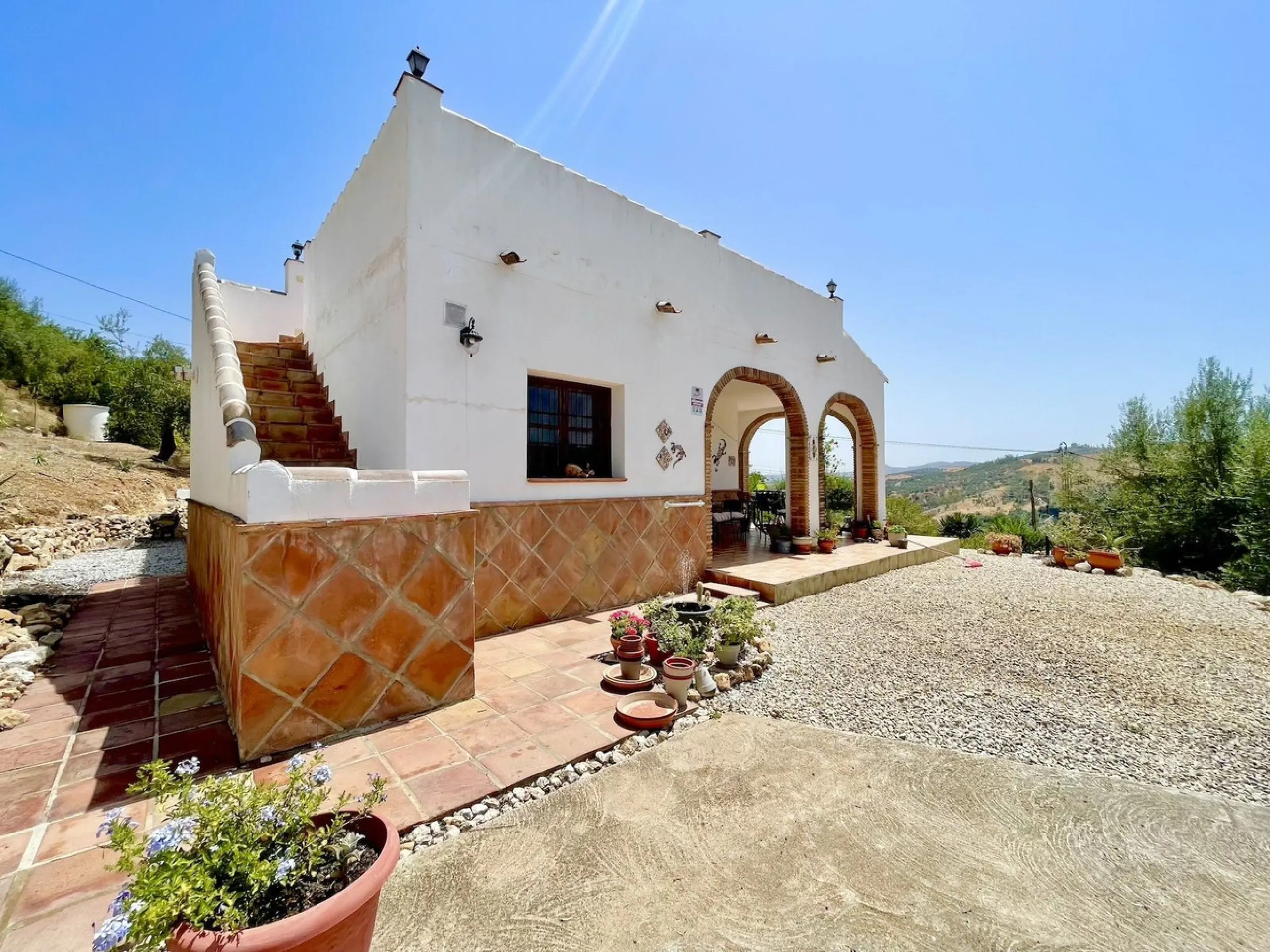 Nestled in the serene countryside of Periana, this beautifully presented detached villa offers the perfect blend of comfort, privacy, and breathtaking scenery. Boasting 3 double bedrooms and 2 bathrooms, this home is ideal for those seeking peaceful count