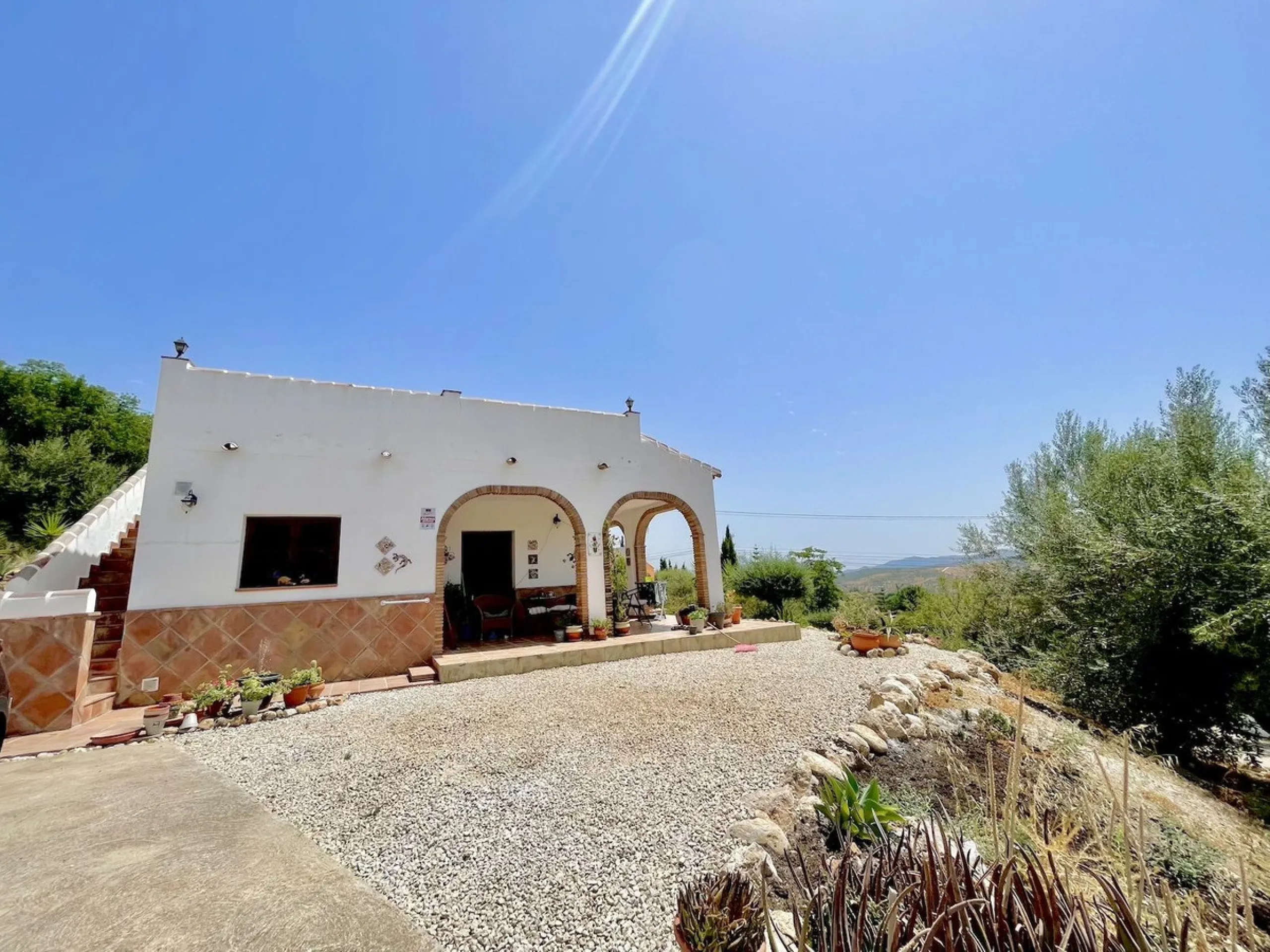 Nestled in the serene countryside of Periana, this beautifully presented detached villa offers the perfect blend of comfort, privacy, and breathtaking scenery. Boasting 3 double bedrooms and 2 bathrooms, this home is ideal for those seeking peaceful count