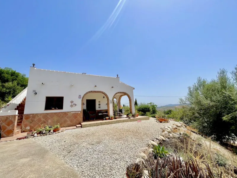 Nestled in the serene countryside of Periana, this beautifully presented detached villa offers the perfect blend of comfort, privacy, and breathtaking scenery. Boasting 3 double bedrooms and 2 bathrooms, this home is ideal for those seeking peaceful count