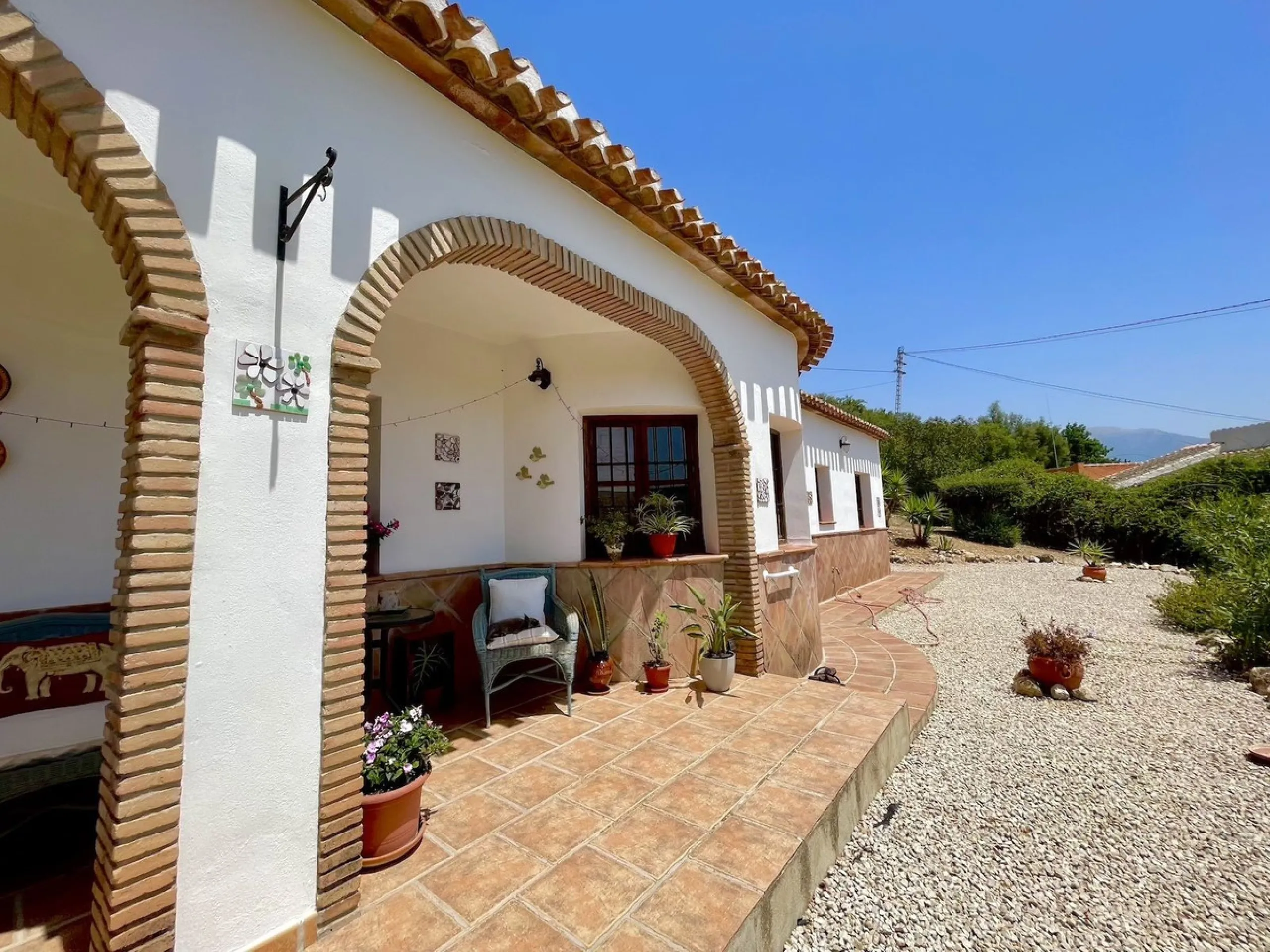 Nestled in the serene countryside of Periana, this beautifully presented detached villa offers the perfect blend of comfort, privacy, and breathtaking scenery. Boasting 3 double bedrooms and 2 bathrooms, this home is ideal for those seeking peaceful count