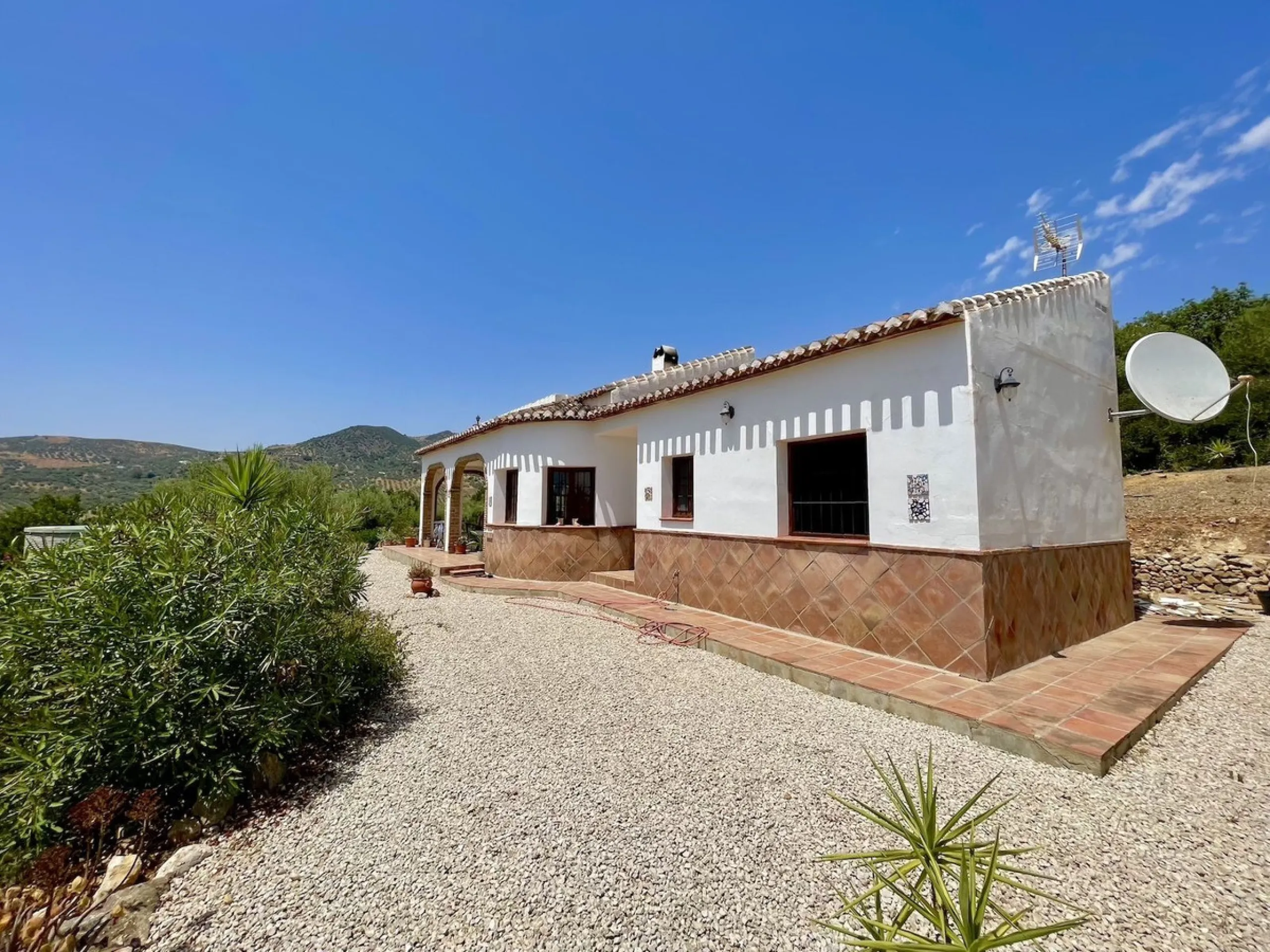 Nestled in the serene countryside of Periana, this beautifully presented detached villa offers the perfect blend of comfort, privacy, and breathtaking scenery. Boasting 3 double bedrooms and 2 bathrooms, this home is ideal for those seeking peaceful count