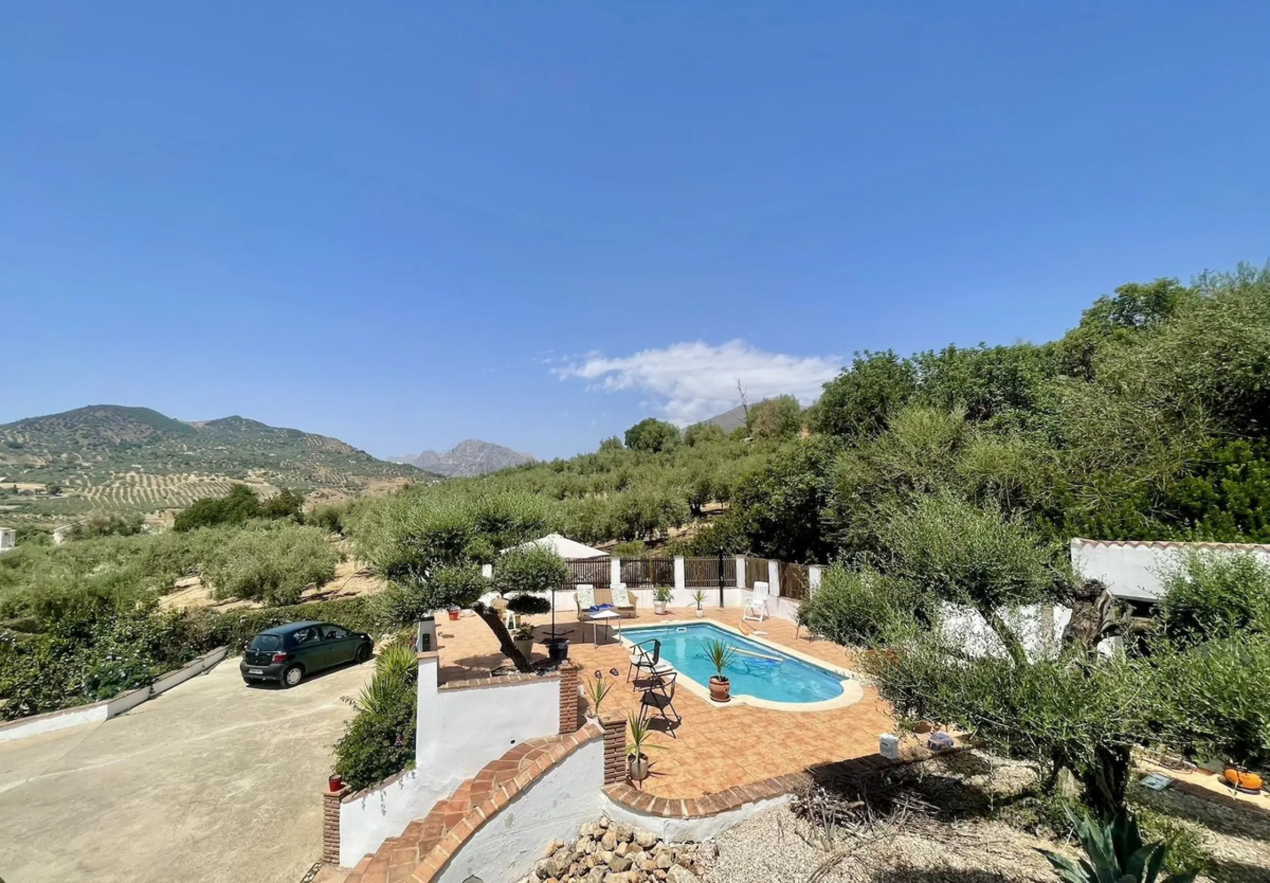 Nestled in the serene countryside of Periana, this beautifully presented detached villa offers the perfect blend of comfort, privacy, and breathtaking scenery. Boasting 3 double bedrooms and 2 bathrooms, this home is ideal for those seeking peaceful count
