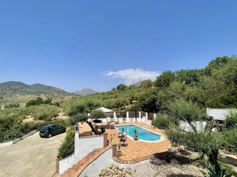Nestled in the serene countryside of Periana, this beautifully presented detached villa offers the perfect blend of comfort, privacy, and breathtaking scenery. Boasting 3 double bedrooms and 2 bathrooms, this home is ideal for those seeking peaceful count