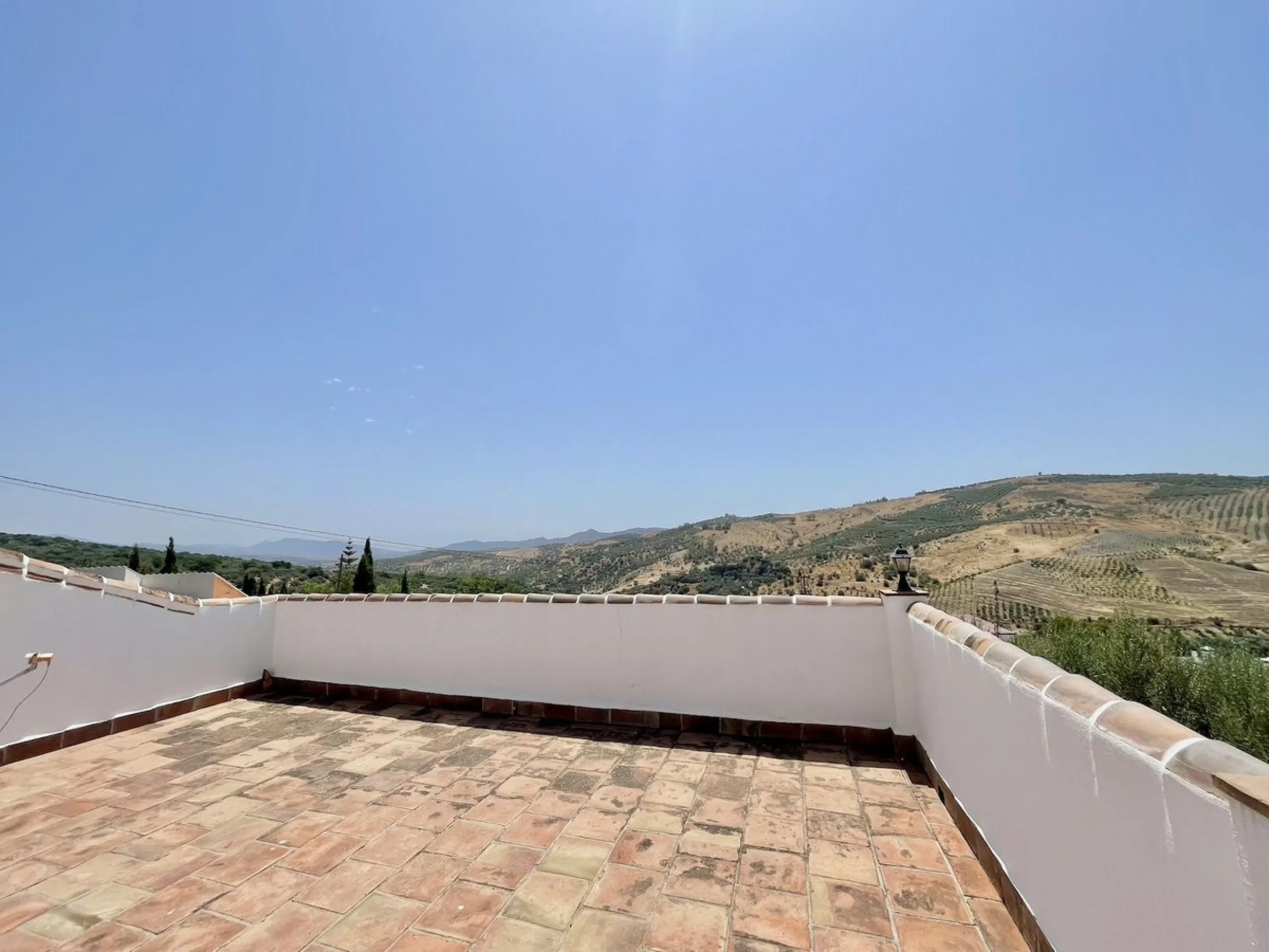 Nestled in the serene countryside of Periana, this beautifully presented detached villa offers the perfect blend of comfort, privacy, and breathtaking scenery. Boasting 3 double bedrooms and 2 bathrooms, this home is ideal for those seeking peaceful count