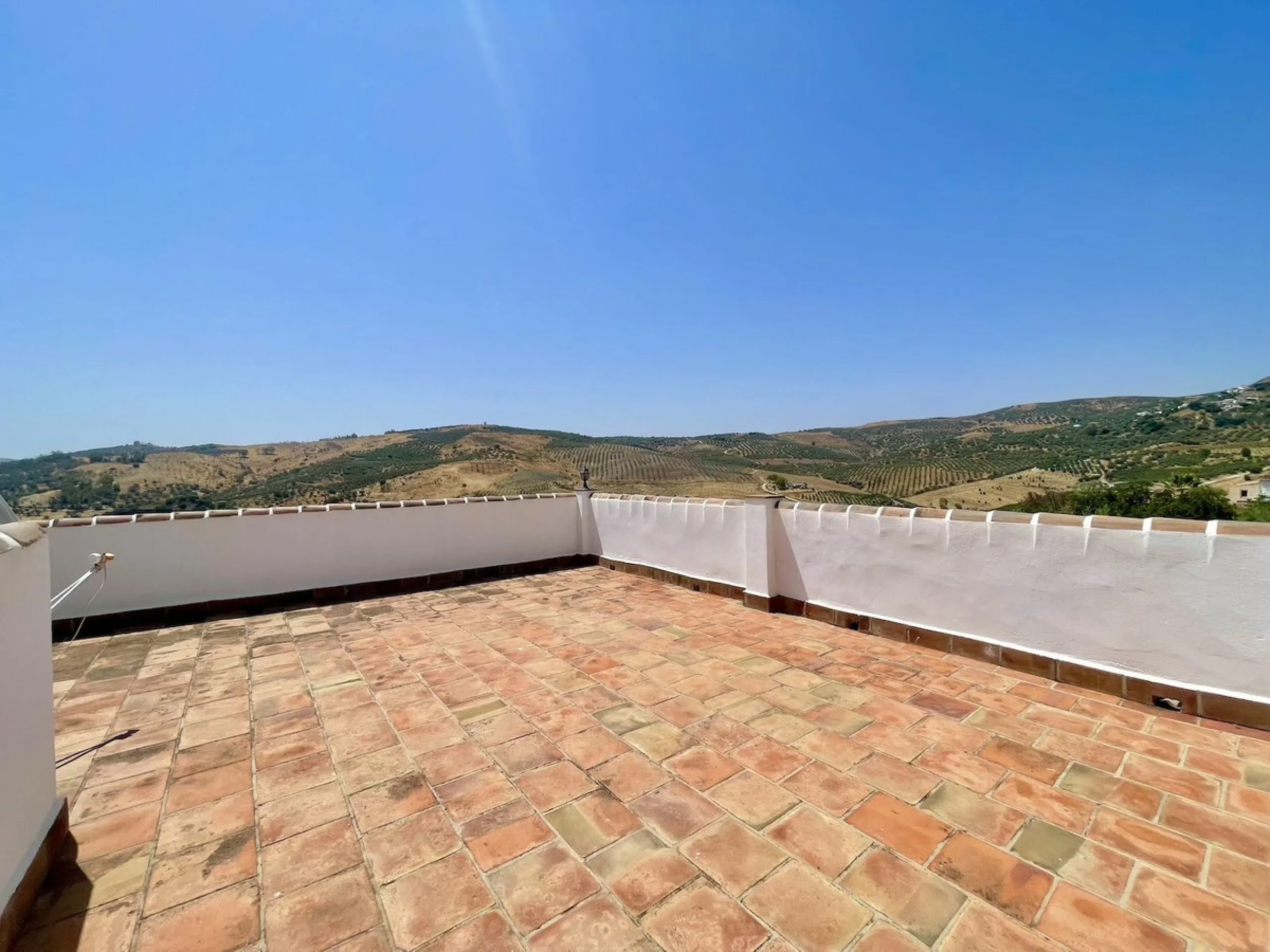 Nestled in the serene countryside of Periana, this beautifully presented detached villa offers the perfect blend of comfort, privacy, and breathtaking scenery. Boasting 3 double bedrooms and 2 bathrooms, this home is ideal for those seeking peaceful count
