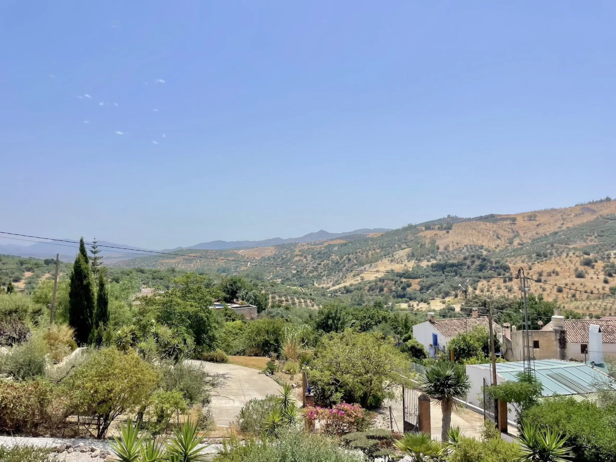 Nestled in the serene countryside of Periana, this beautifully presented detached villa offers the perfect blend of comfort, privacy, and breathtaking scenery. Boasting 3 double bedrooms and 2 bathrooms, this home is ideal for those seeking peaceful count