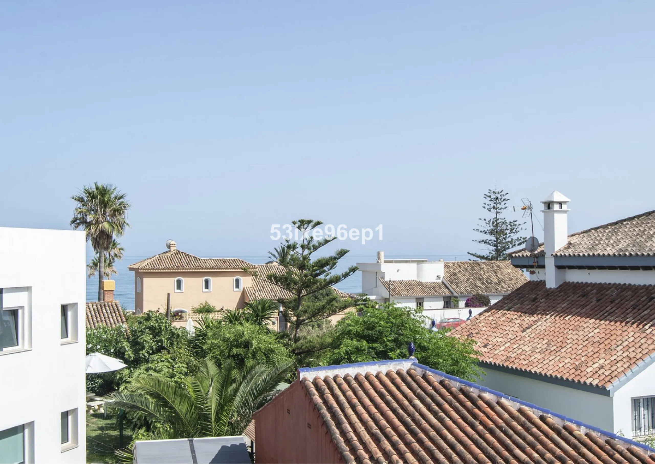 Reizendes Strandhaus zu verkaufen nur 50 Meter vom Meer entfernt in der ruhigen und gut angebundenen Gegend Arroyo Vaquero, Estepona. Diese Immobilie im mediterranen Stil bietet eine ausgezeichnete Gelegenheit für alle, die ein Küstenhaus mit Priva