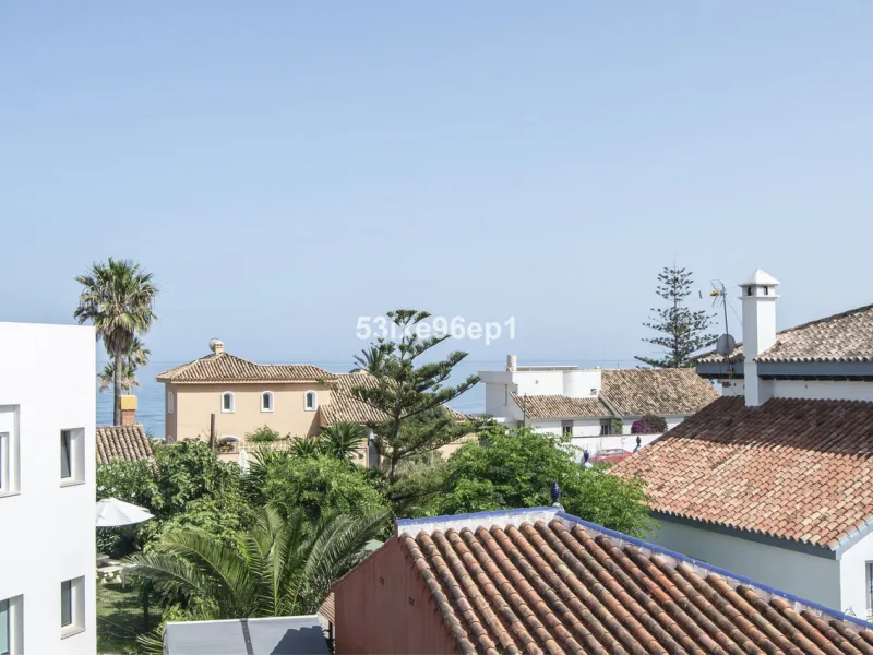 Reizendes Strandhaus zu verkaufen nur 50 Meter vom Meer entfernt in der ruhigen und gut angebundenen Gegend Arroyo Vaquero, Estepona. Diese Immobilie im mediterranen Stil bietet eine ausgezeichnete Gelegenheit für alle, die ein Küstenhaus mit Priva