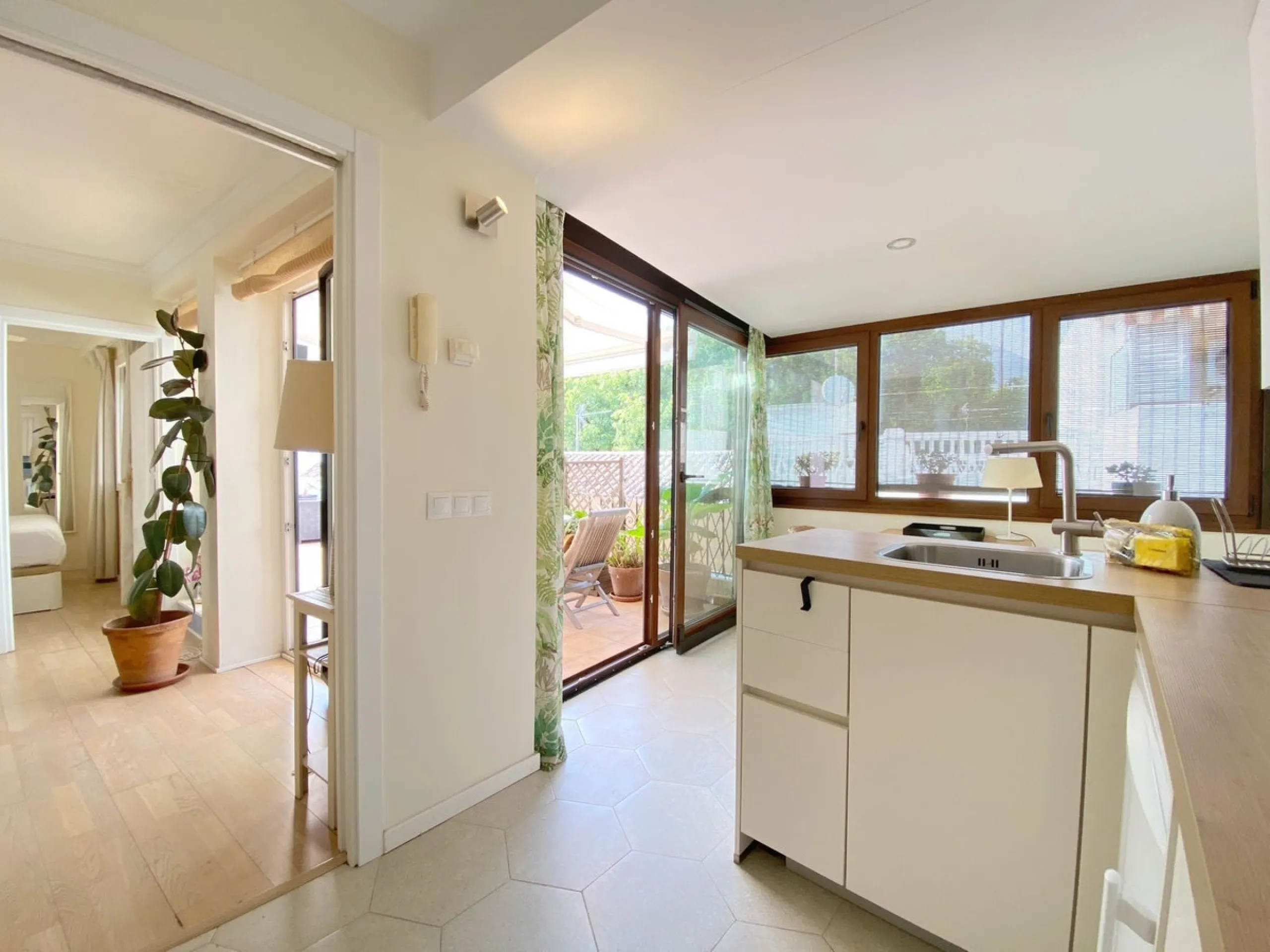 A unique and unrepeatable property, a beautiful one-bedroom penthouse apartment with a large, private, sunny terrace and beautiful unobstructed views over the Old Town.