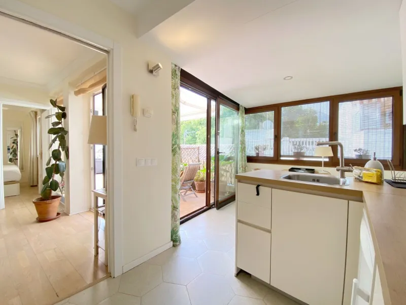 A unique and unrepeatable property, a beautiful one-bedroom penthouse apartment with a large, private, sunny terrace and beautiful unobstructed views over the Old Town.