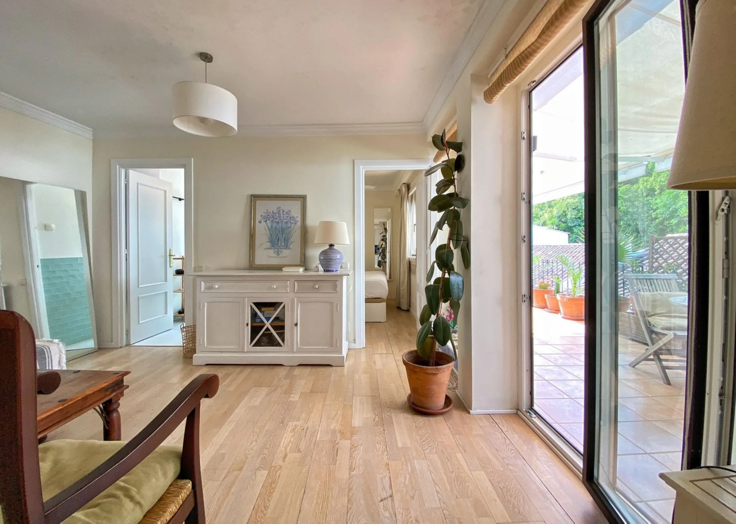 A unique and unrepeatable property, a beautiful one-bedroom penthouse apartment with a large, private, sunny terrace and beautiful unobstructed views over the Old Town.