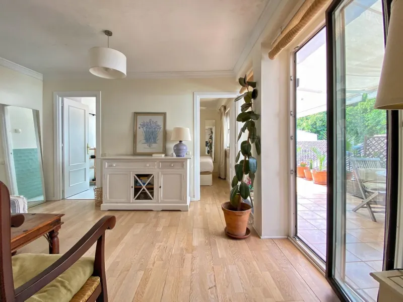 A unique and unrepeatable property, a beautiful one-bedroom penthouse apartment with a large, private, sunny terrace and beautiful unobstructed views over the Old Town.