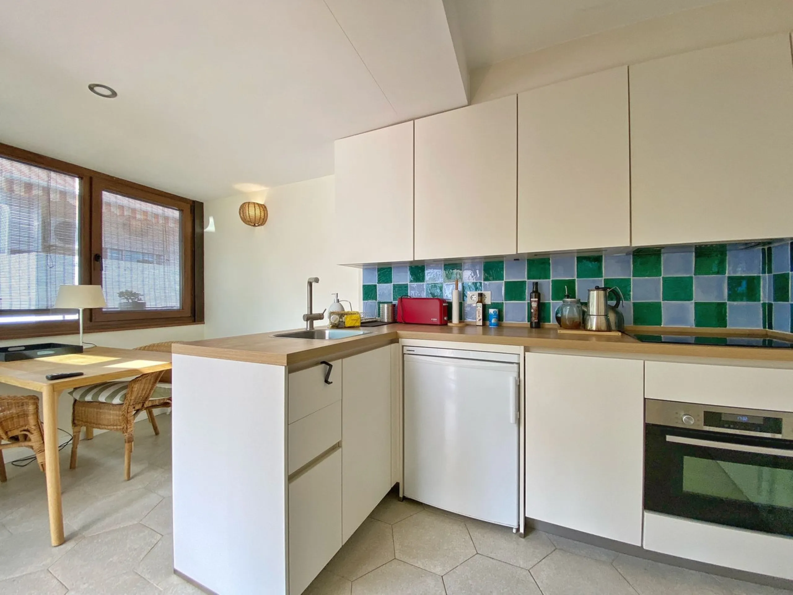 A unique and unrepeatable property, a beautiful one-bedroom penthouse apartment with a large, private, sunny terrace and beautiful unobstructed views over the Old Town.