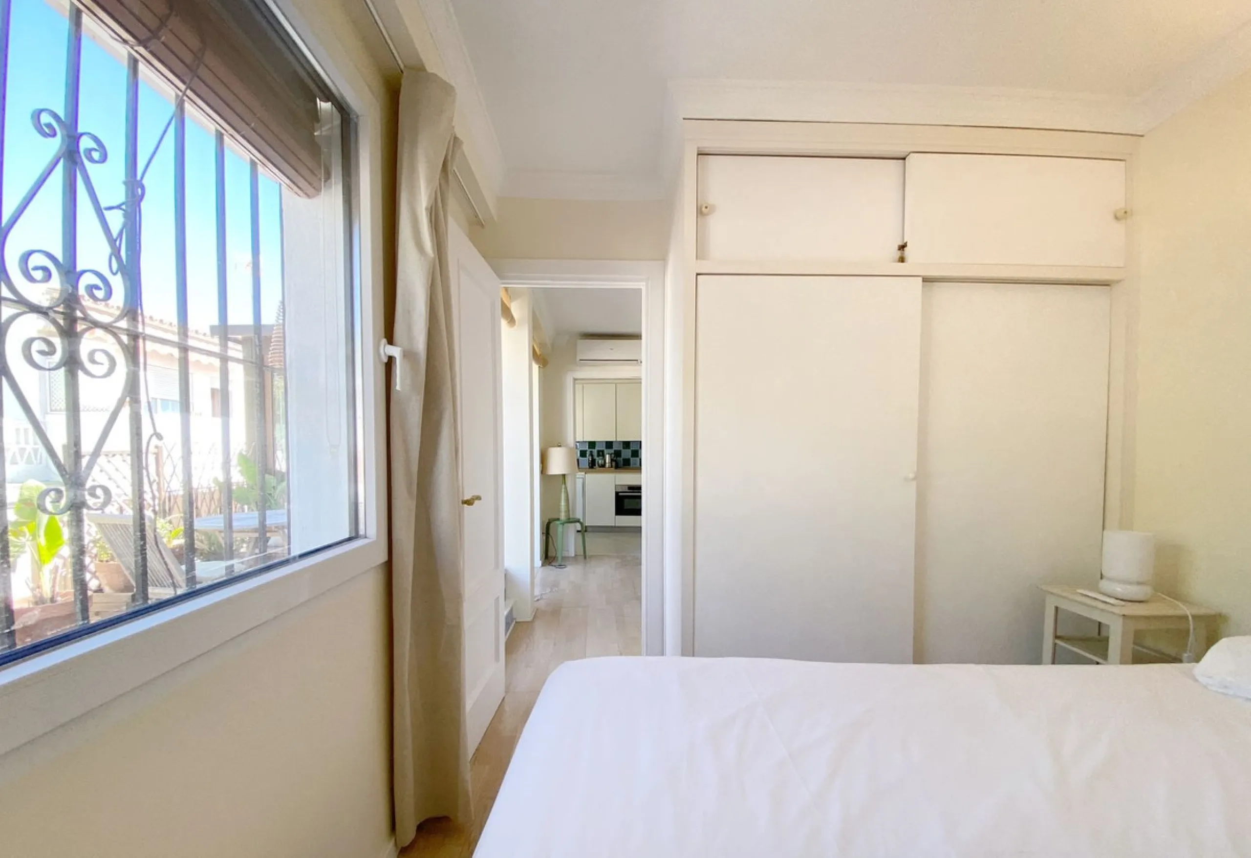 A unique and unrepeatable property, a beautiful one-bedroom penthouse apartment with a large, private, sunny terrace and beautiful unobstructed views over the Old Town.