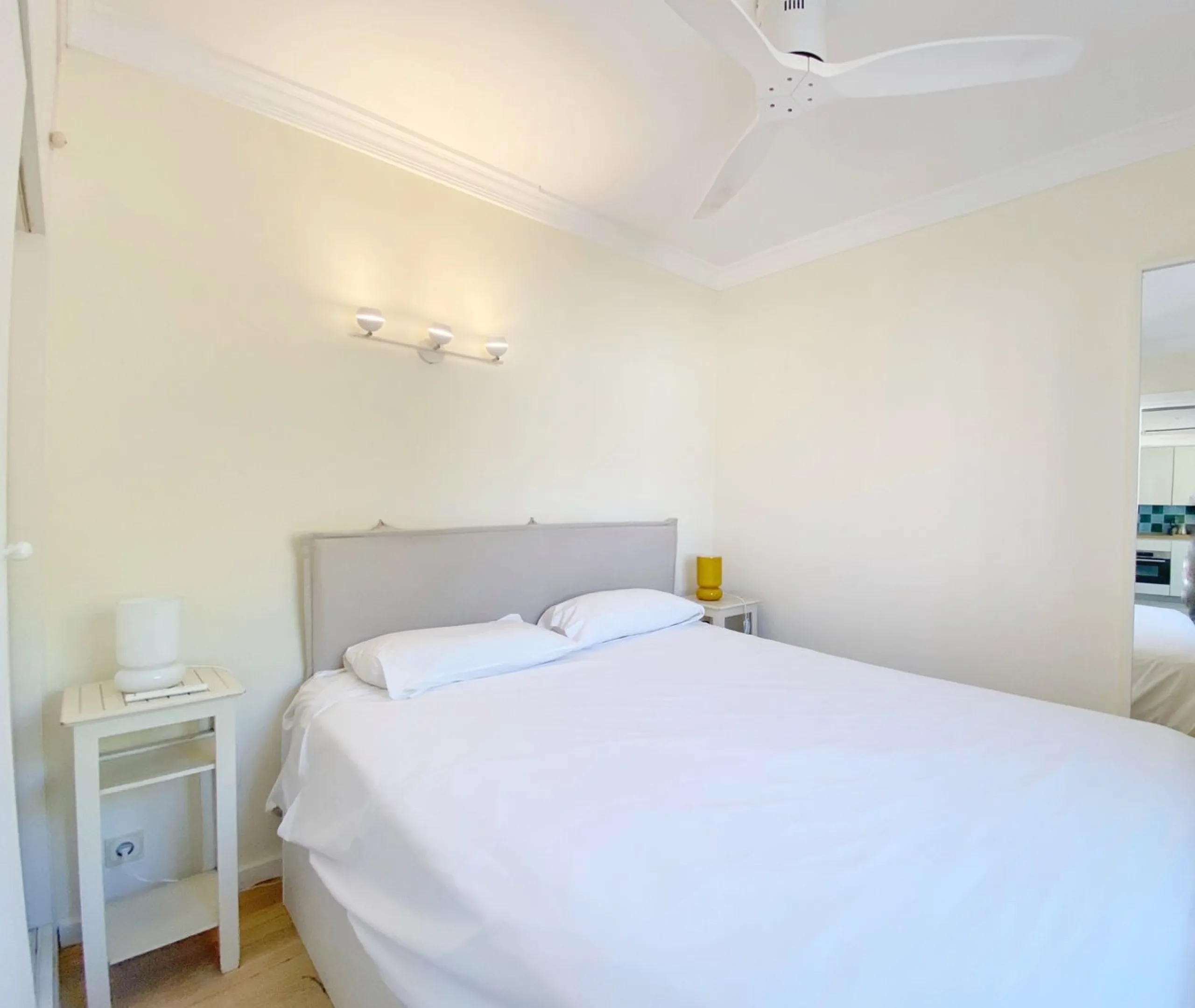 A unique and unrepeatable property, a beautiful one-bedroom penthouse apartment with a large, private, sunny terrace and beautiful unobstructed views over the Old Town.