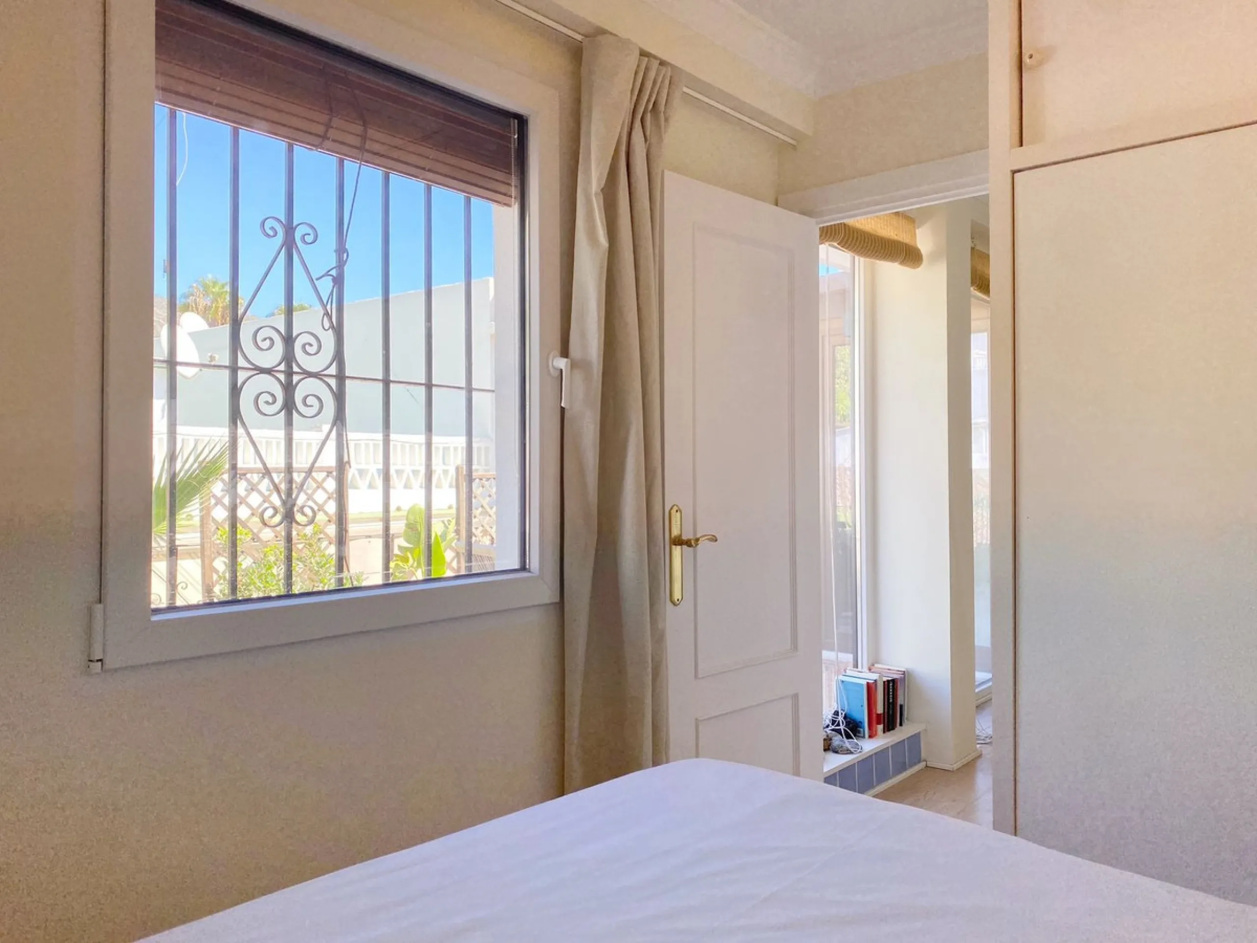 A unique and unrepeatable property, a beautiful one-bedroom penthouse apartment with a large, private, sunny terrace and beautiful unobstructed views over the Old Town.