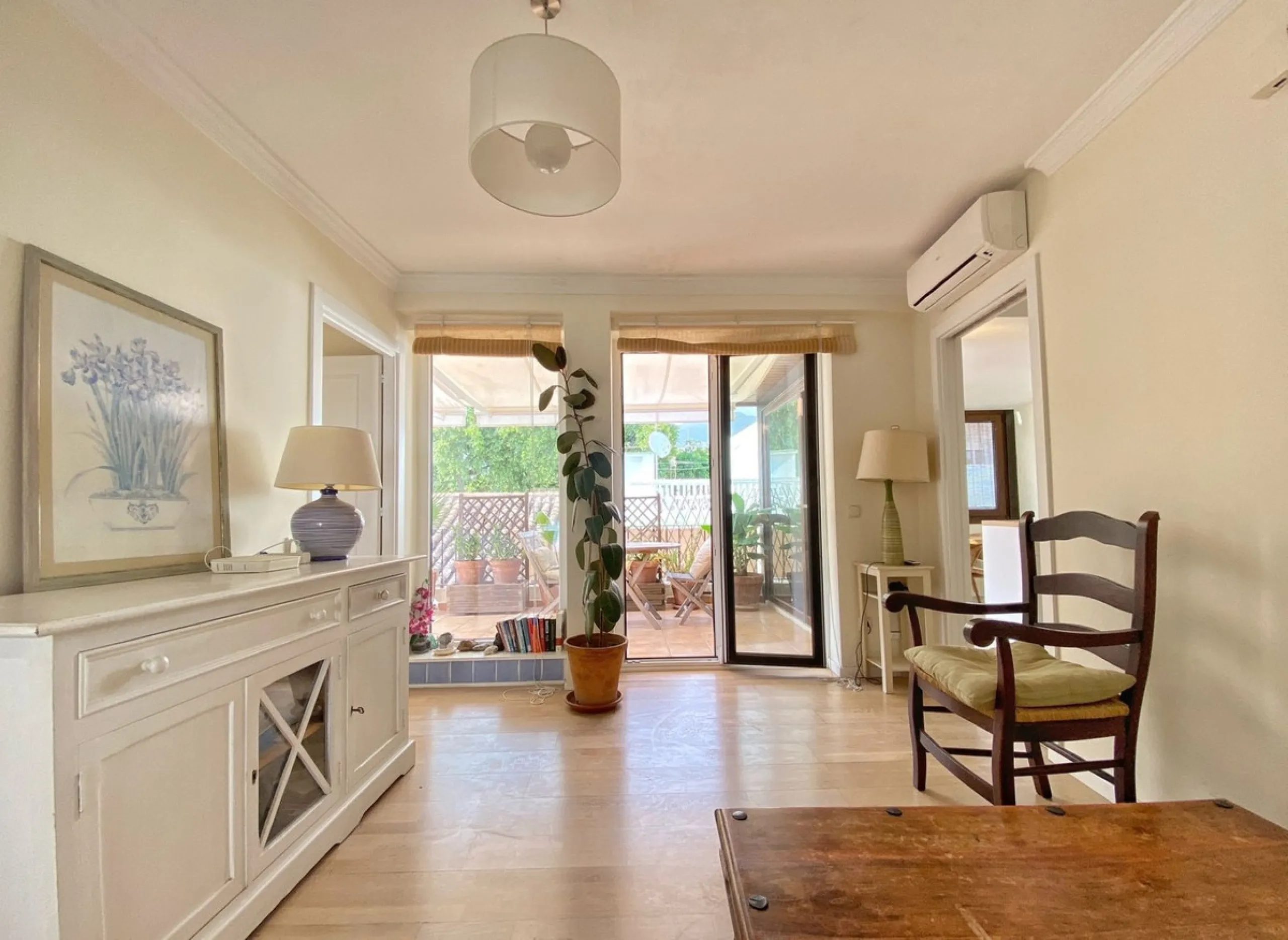 A unique and unrepeatable property, a beautiful one-bedroom penthouse apartment with a large, private, sunny terrace and beautiful unobstructed views over the Old Town.
