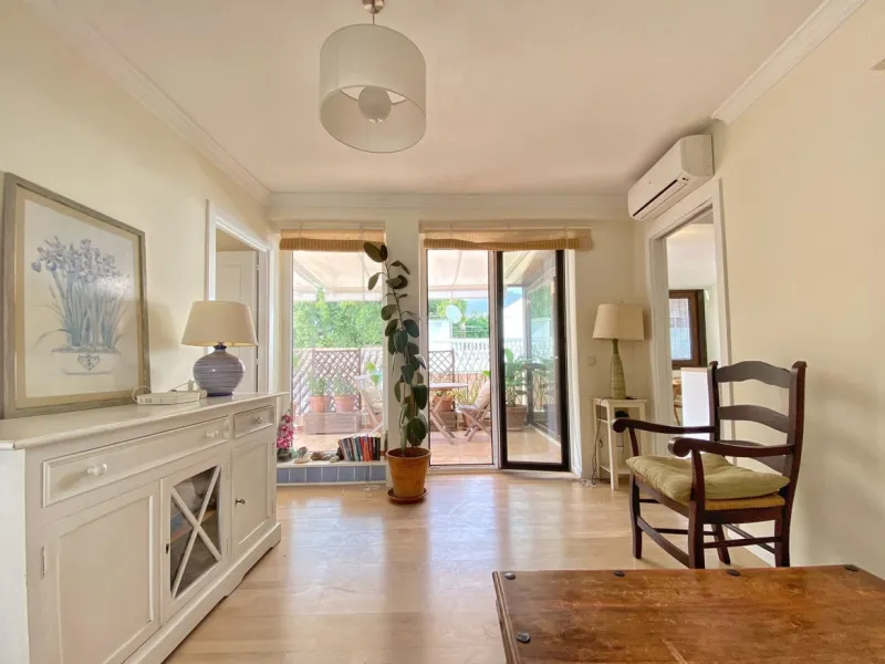 A unique and unrepeatable property, a beautiful one-bedroom penthouse apartment with a large, private, sunny terrace and beautiful unobstructed views over the Old Town.