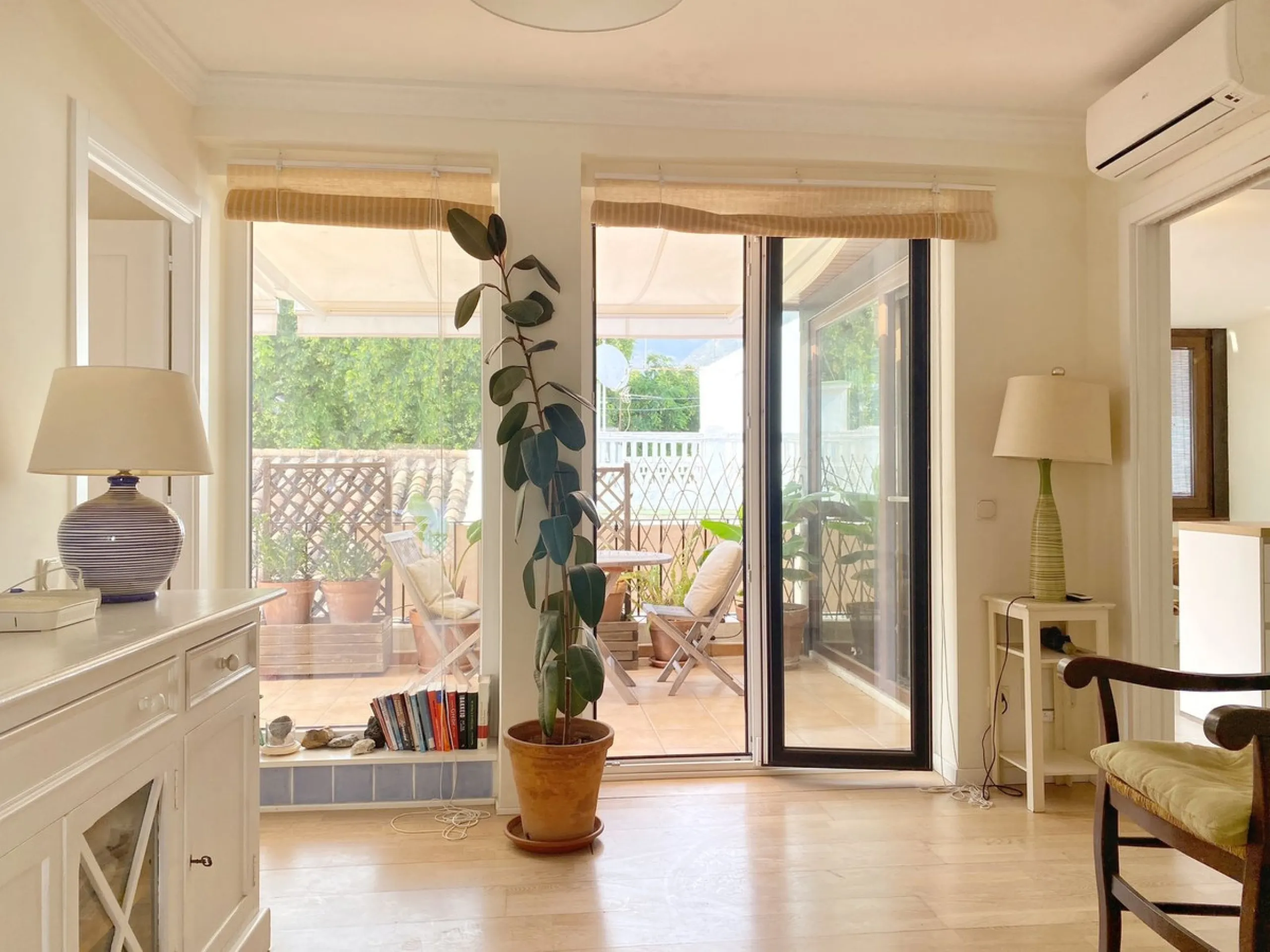 A unique and unrepeatable property, a beautiful one-bedroom penthouse apartment with a large, private, sunny terrace and beautiful unobstructed views over the Old Town.