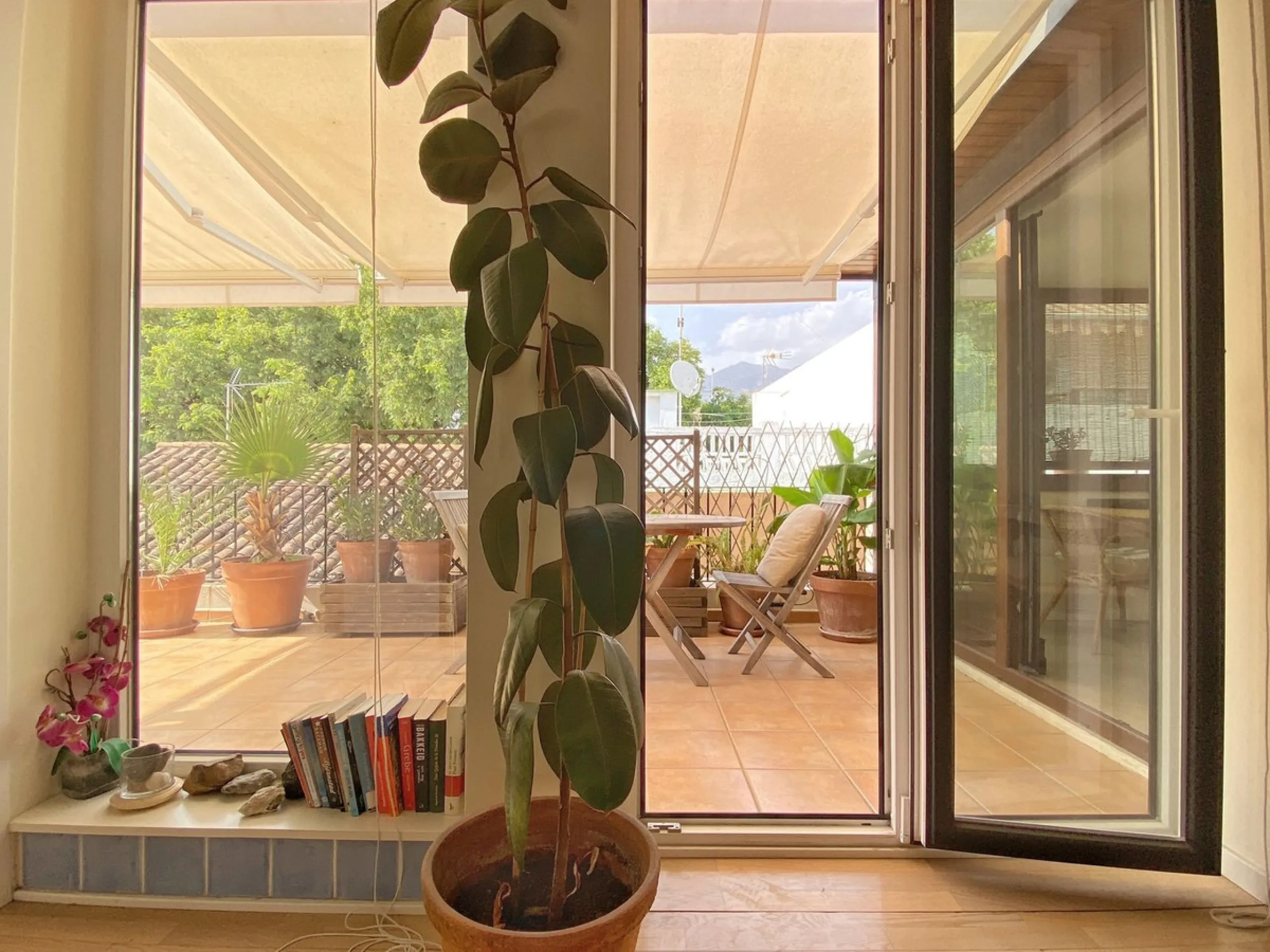 A unique and unrepeatable property, a beautiful one-bedroom penthouse apartment with a large, private, sunny terrace and beautiful unobstructed views over the Old Town.