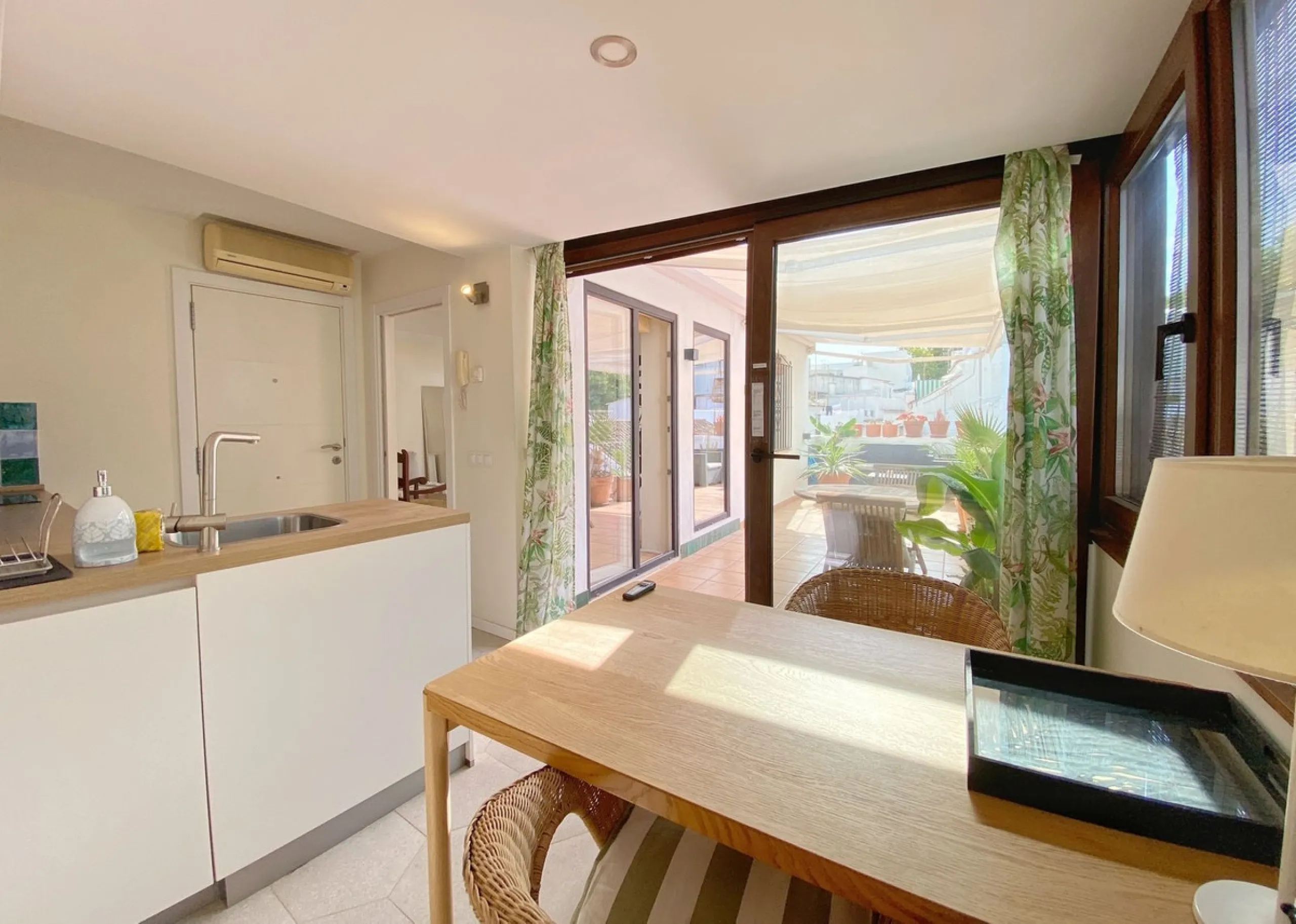 A unique and unrepeatable property, a beautiful one-bedroom penthouse apartment with a large, private, sunny terrace and beautiful unobstructed views over the Old Town.