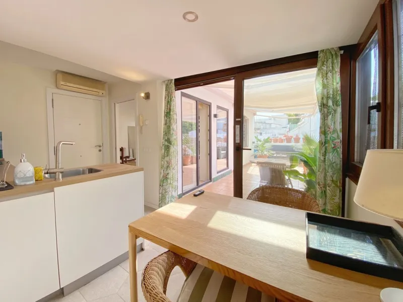 A unique and unrepeatable property, a beautiful one-bedroom penthouse apartment with a large, private, sunny terrace and beautiful unobstructed views over the Old Town.