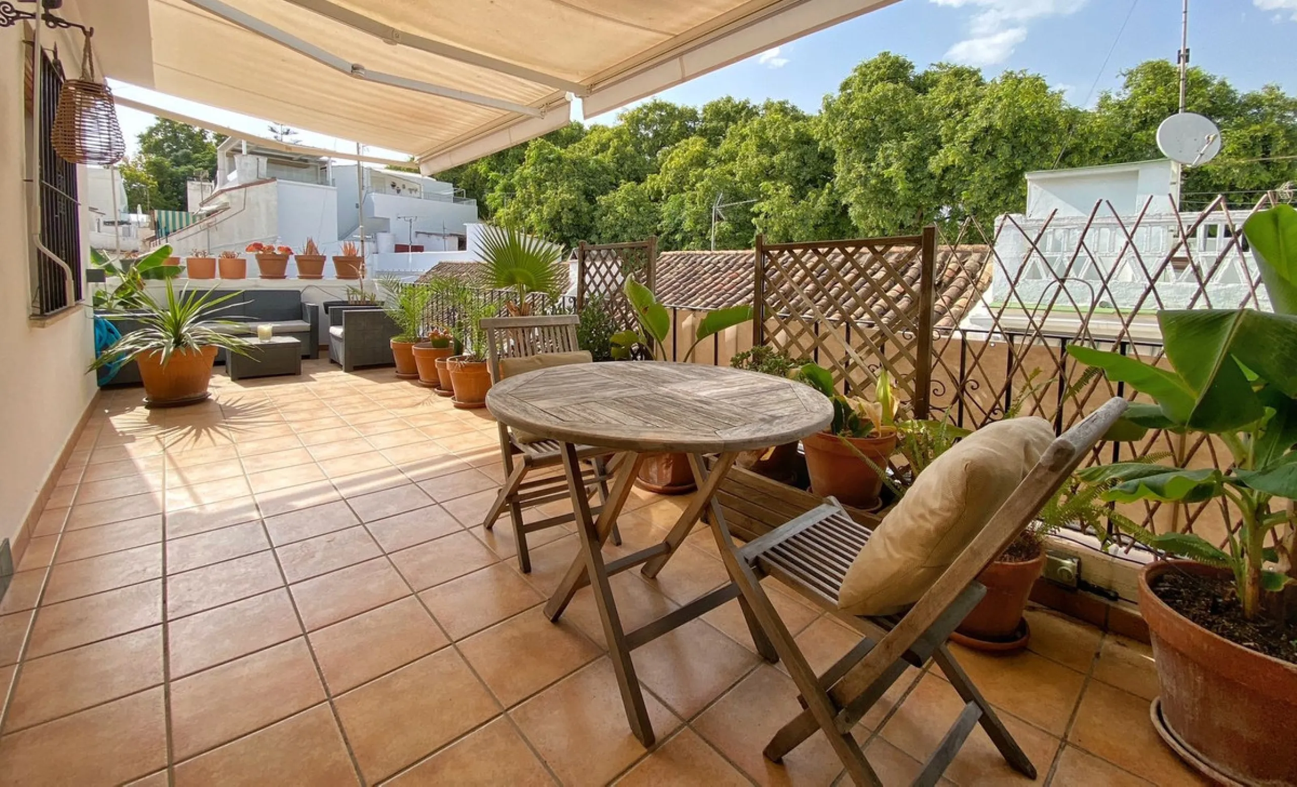 A unique and unrepeatable property, a beautiful one-bedroom penthouse apartment with a large, private, sunny terrace and beautiful unobstructed views over the Old Town.