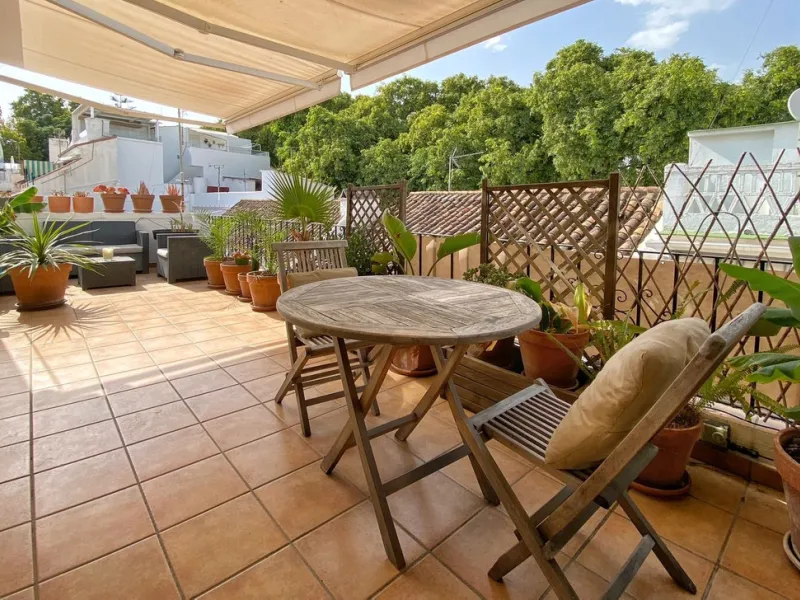 A unique and unrepeatable property, a beautiful one-bedroom penthouse apartment with a large, private, sunny terrace and beautiful unobstructed views over the Old Town.