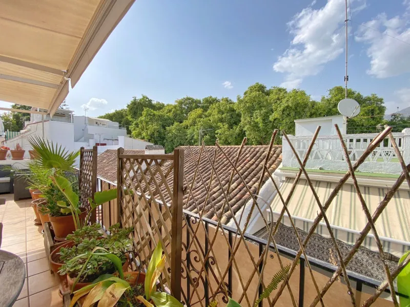A unique and unrepeatable property, a beautiful one-bedroom penthouse apartment with a large, private, sunny terrace and beautiful unobstructed views over the Old Town.