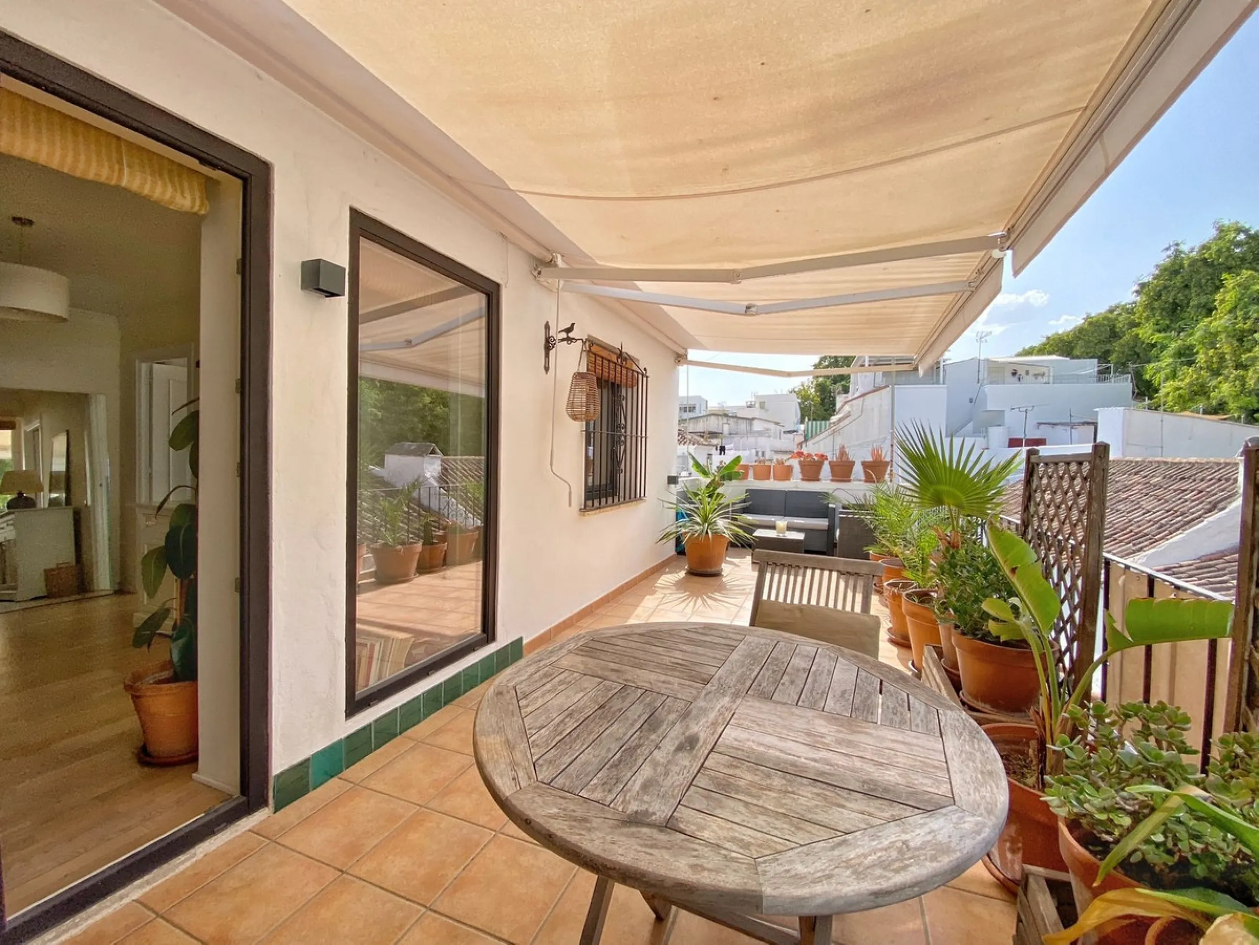 A unique and unrepeatable property, a beautiful one-bedroom penthouse apartment with a large, private, sunny terrace and beautiful unobstructed views over the Old Town.
