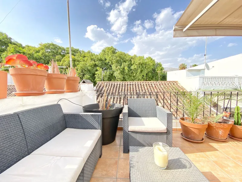 A unique and unrepeatable property, a beautiful one-bedroom penthouse apartment with a large, private, sunny terrace and beautiful unobstructed views over the Old Town.