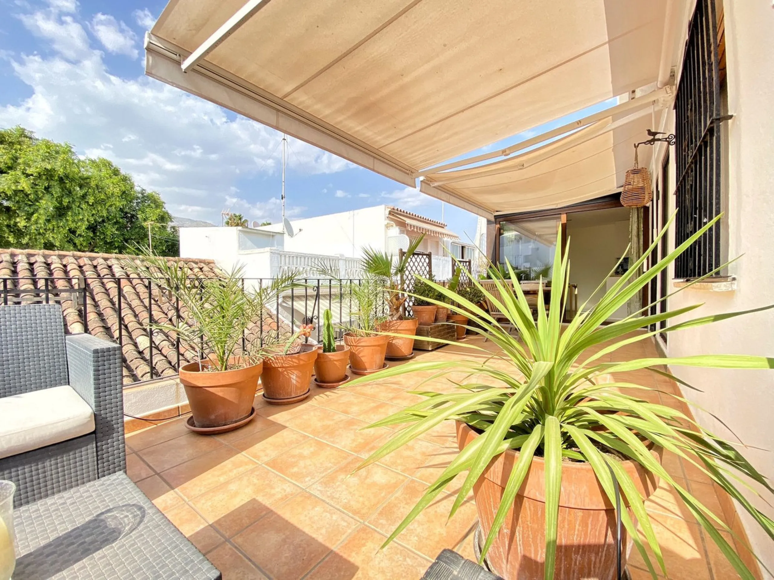 A unique and unrepeatable property, a beautiful one-bedroom penthouse apartment with a large, private, sunny terrace and beautiful unobstructed views over the Old Town.