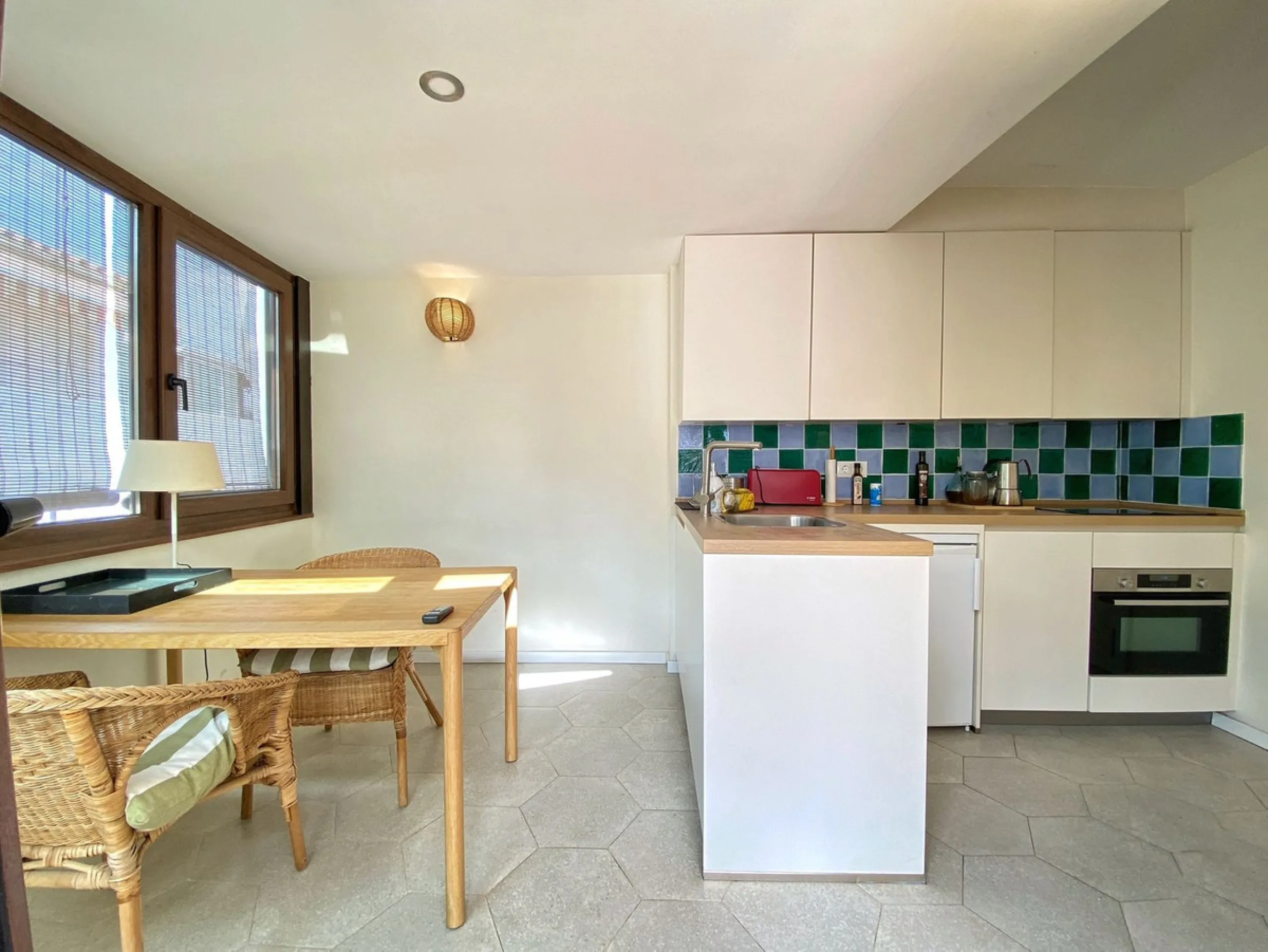 A unique and unrepeatable property, a beautiful one-bedroom penthouse apartment with a large, private, sunny terrace and beautiful unobstructed views over the Old Town.