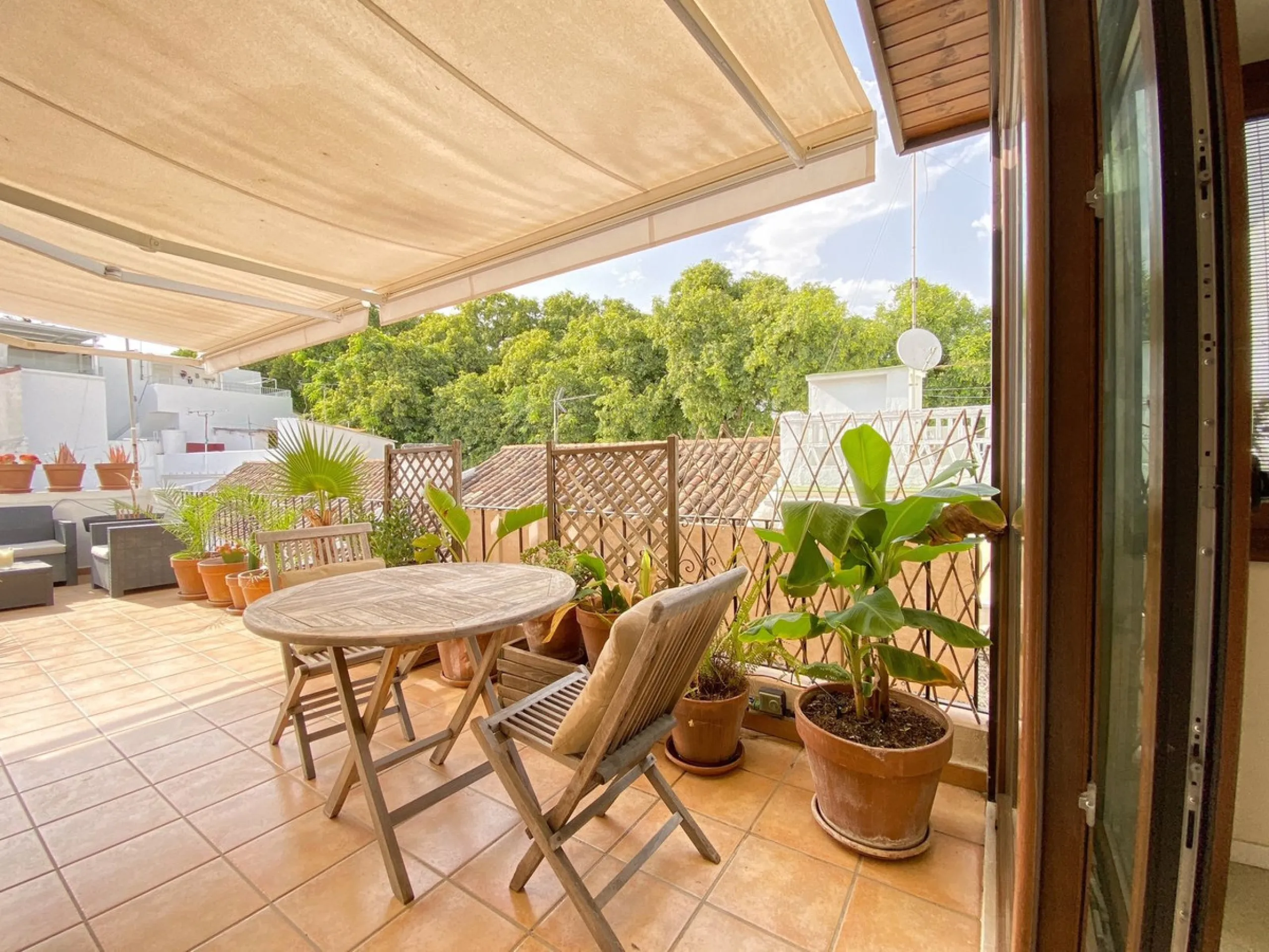 A unique and unrepeatable property, a beautiful one-bedroom penthouse apartment with a large, private, sunny terrace and beautiful unobstructed views over the Old Town.
