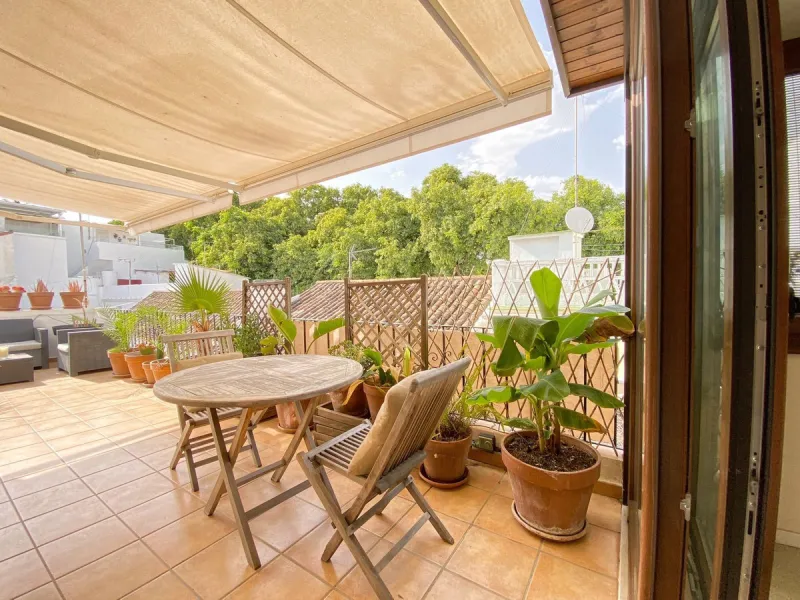 A unique and unrepeatable property, a beautiful one-bedroom penthouse apartment with a large, private, sunny terrace and beautiful unobstructed views over the Old Town.