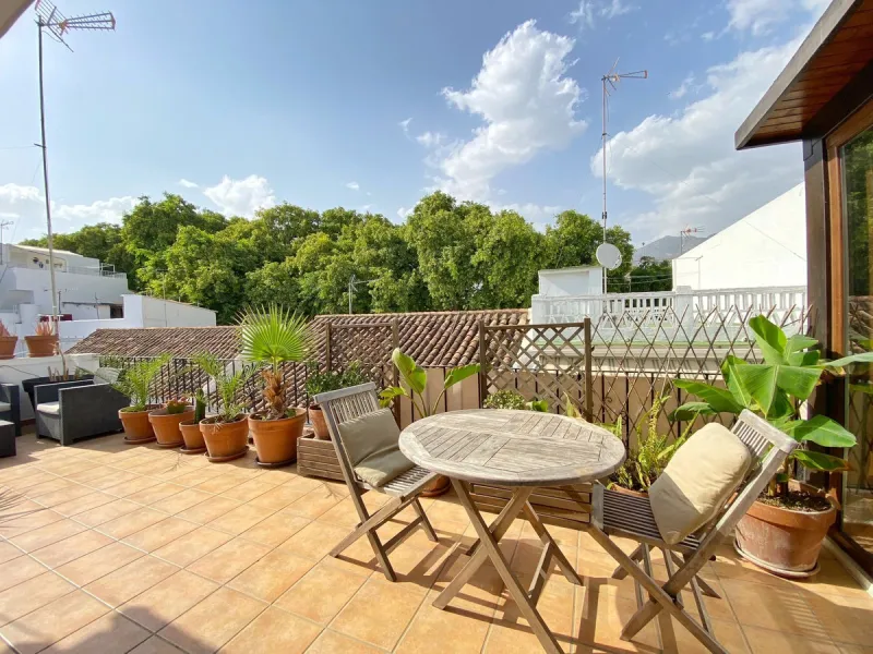 A unique and unrepeatable property, a beautiful one-bedroom penthouse apartment with a large, private, sunny terrace and beautiful unobstructed views over the Old Town.