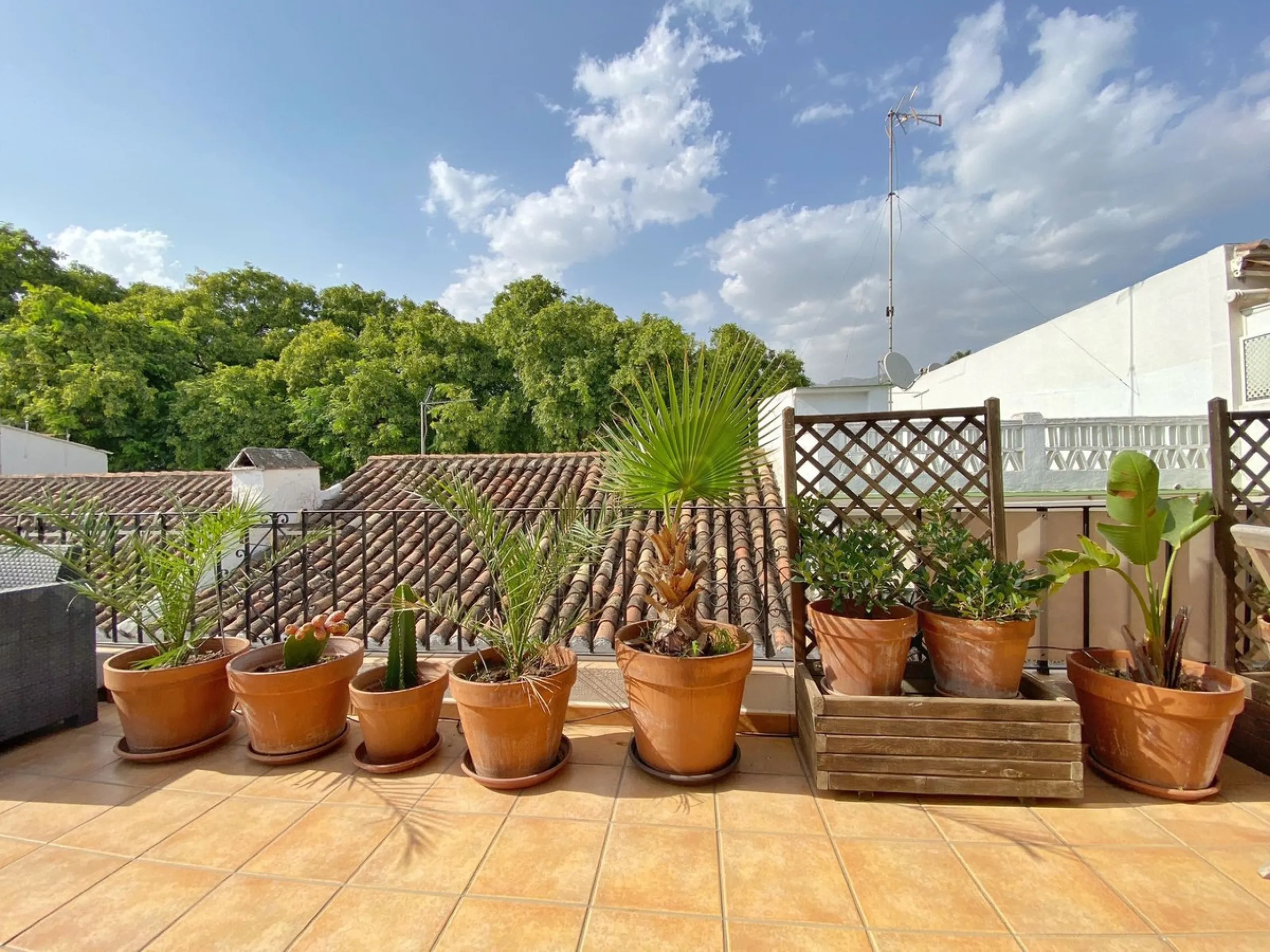 A unique and unrepeatable property, a beautiful one-bedroom penthouse apartment with a large, private, sunny terrace and beautiful unobstructed views over the Old Town.