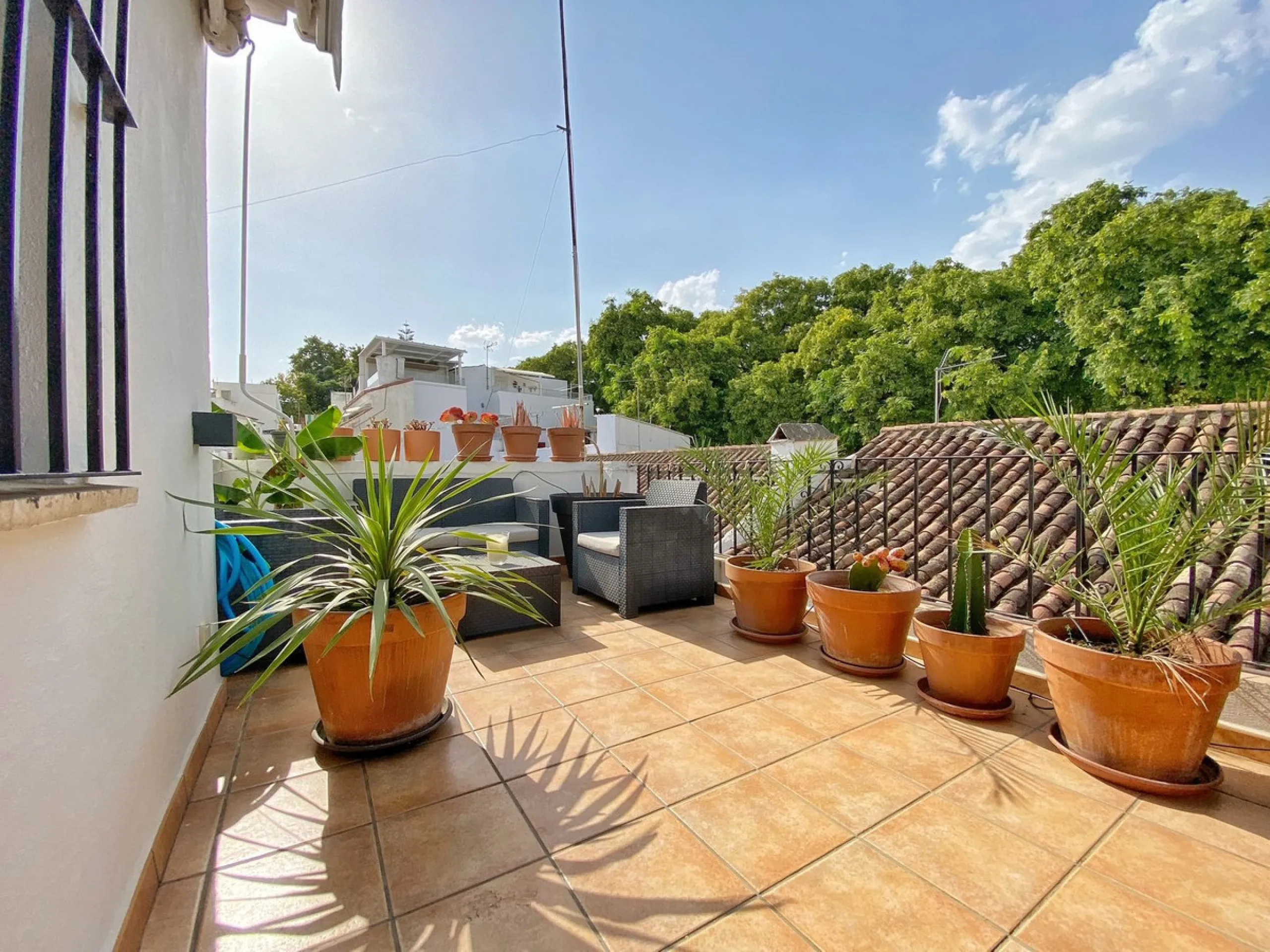 A unique and unrepeatable property, a beautiful one-bedroom penthouse apartment with a large, private, sunny terrace and beautiful unobstructed views over the Old Town.