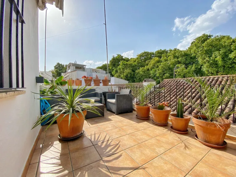 A unique and unrepeatable property, a beautiful one-bedroom penthouse apartment with a large, private, sunny terrace and beautiful unobstructed views over the Old Town.