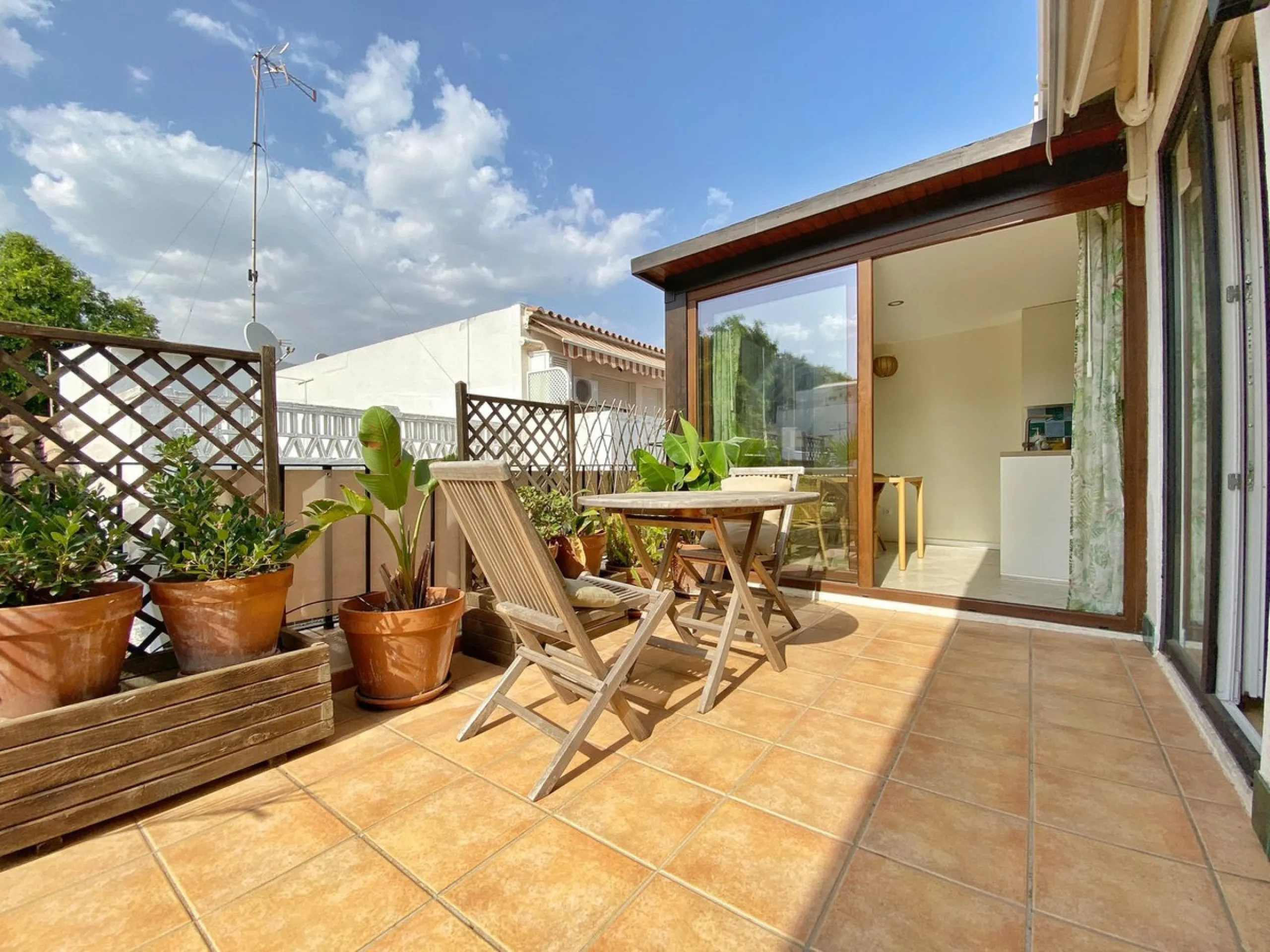 A unique and unrepeatable property, a beautiful one-bedroom penthouse apartment with a large, private, sunny terrace and beautiful unobstructed views over the Old Town.