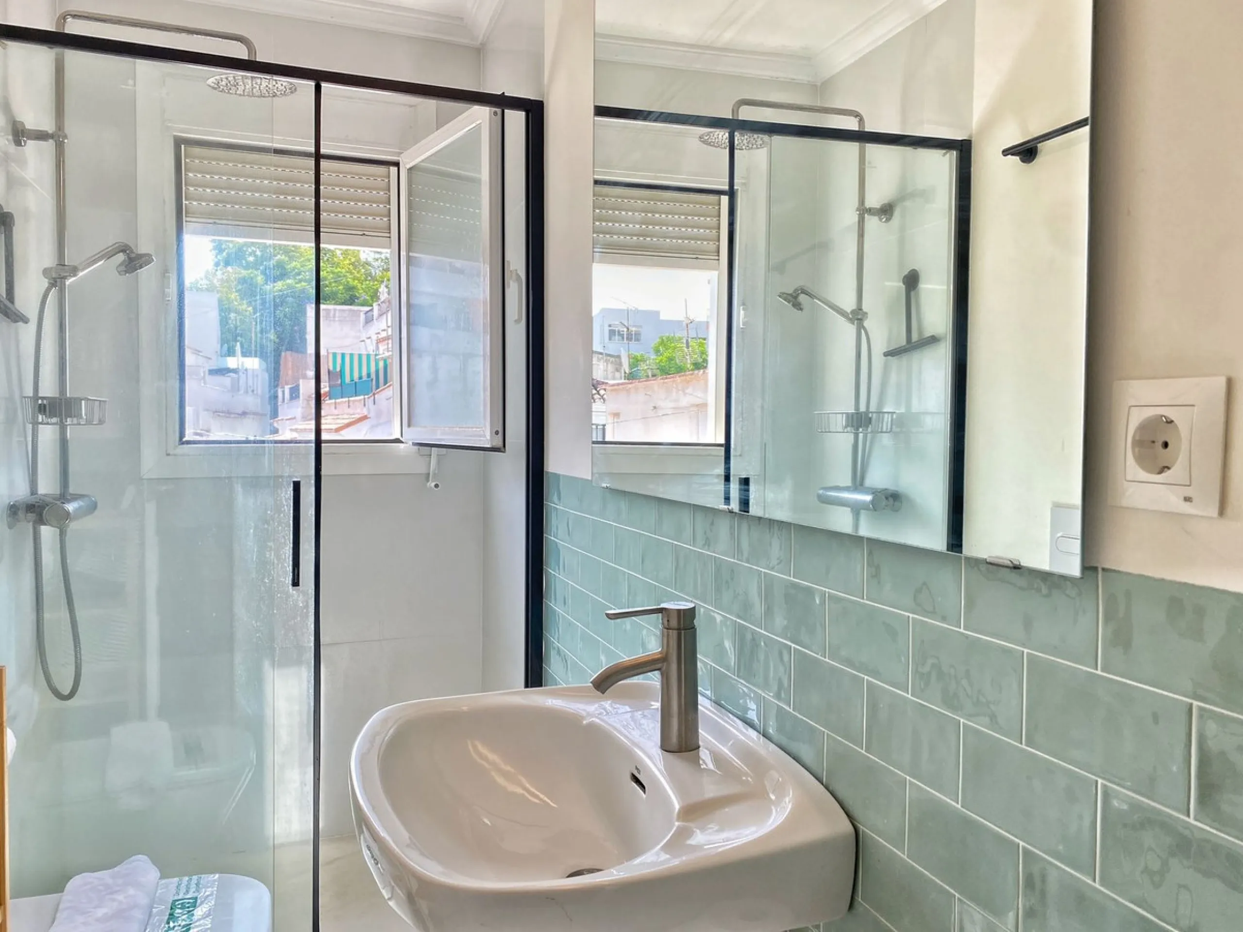 A unique and unrepeatable property, a beautiful one-bedroom penthouse apartment with a large, private, sunny terrace and beautiful unobstructed views over the Old Town.