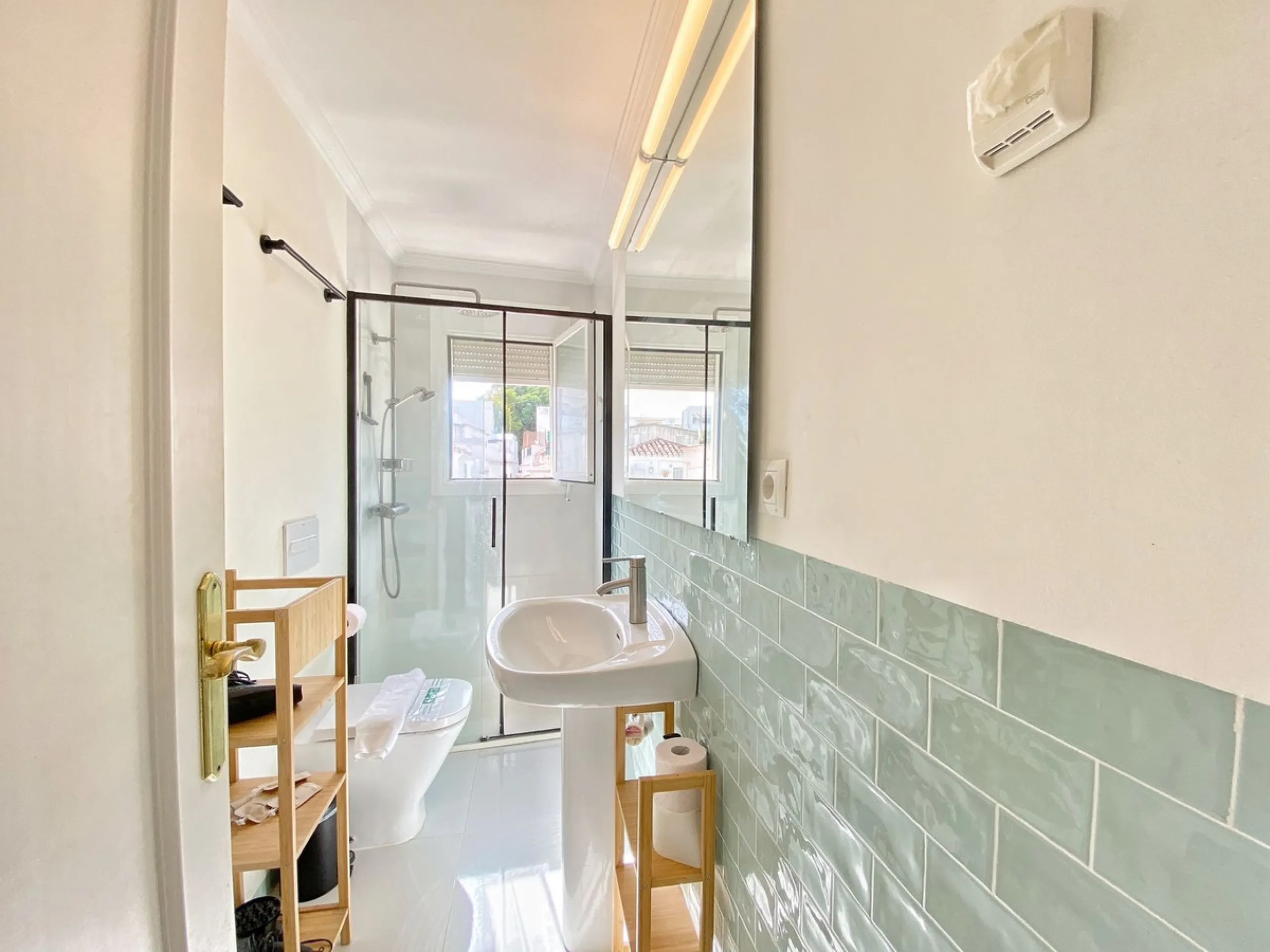 A unique and unrepeatable property, a beautiful one-bedroom penthouse apartment with a large, private, sunny terrace and beautiful unobstructed views over the Old Town.