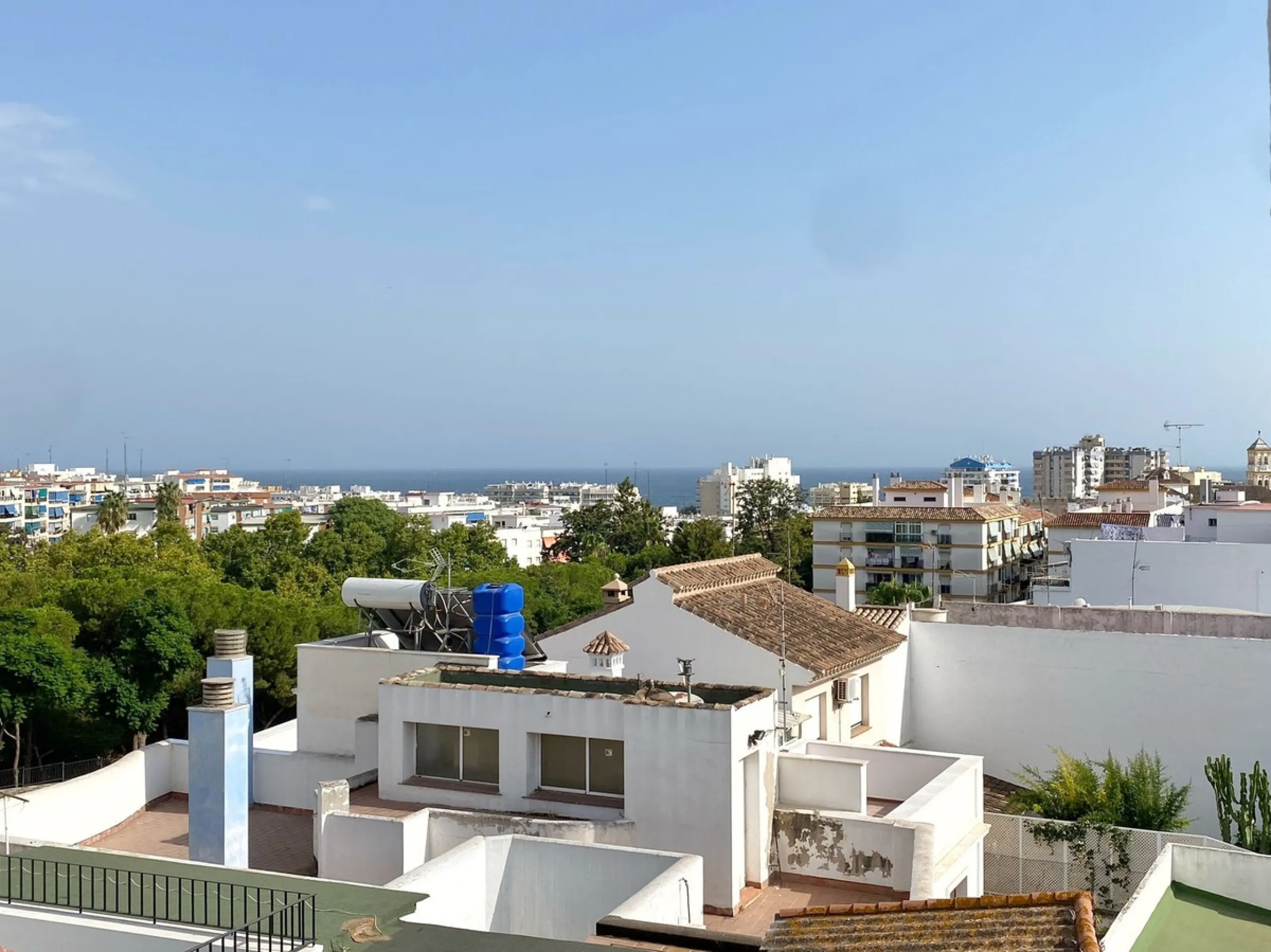A unique and unrepeatable property, a beautiful one-bedroom penthouse apartment with a large, private, sunny terrace and beautiful unobstructed views over the Old Town.