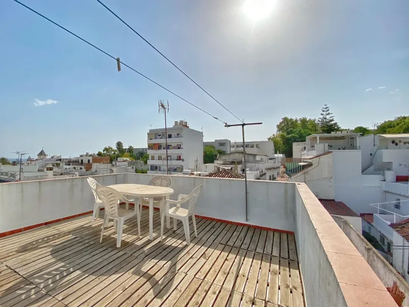 A unique and unrepeatable property, a beautiful one-bedroom penthouse apartment with a large, private, sunny terrace and beautiful unobstructed views over the Old Town.