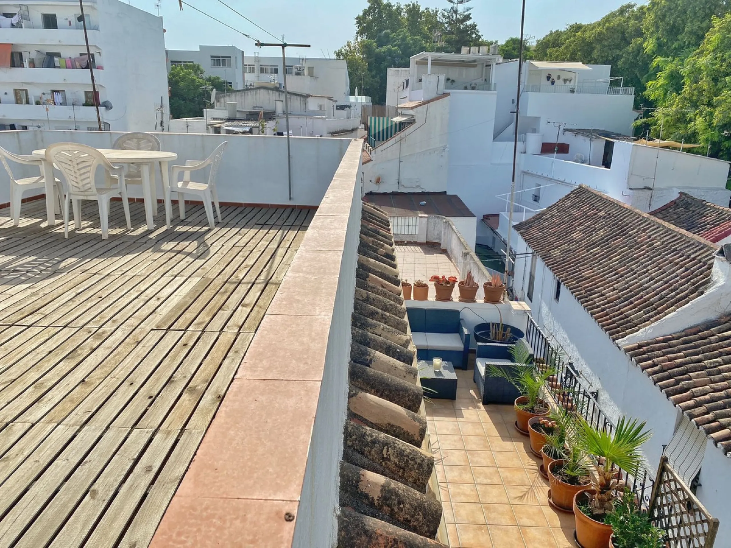 A unique and unrepeatable property, a beautiful one-bedroom penthouse apartment with a large, private, sunny terrace and beautiful unobstructed views over the Old Town.