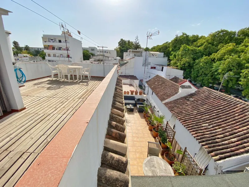 A unique and unrepeatable property, a beautiful one-bedroom penthouse apartment with a large, private, sunny terrace and beautiful unobstructed views over the Old Town.