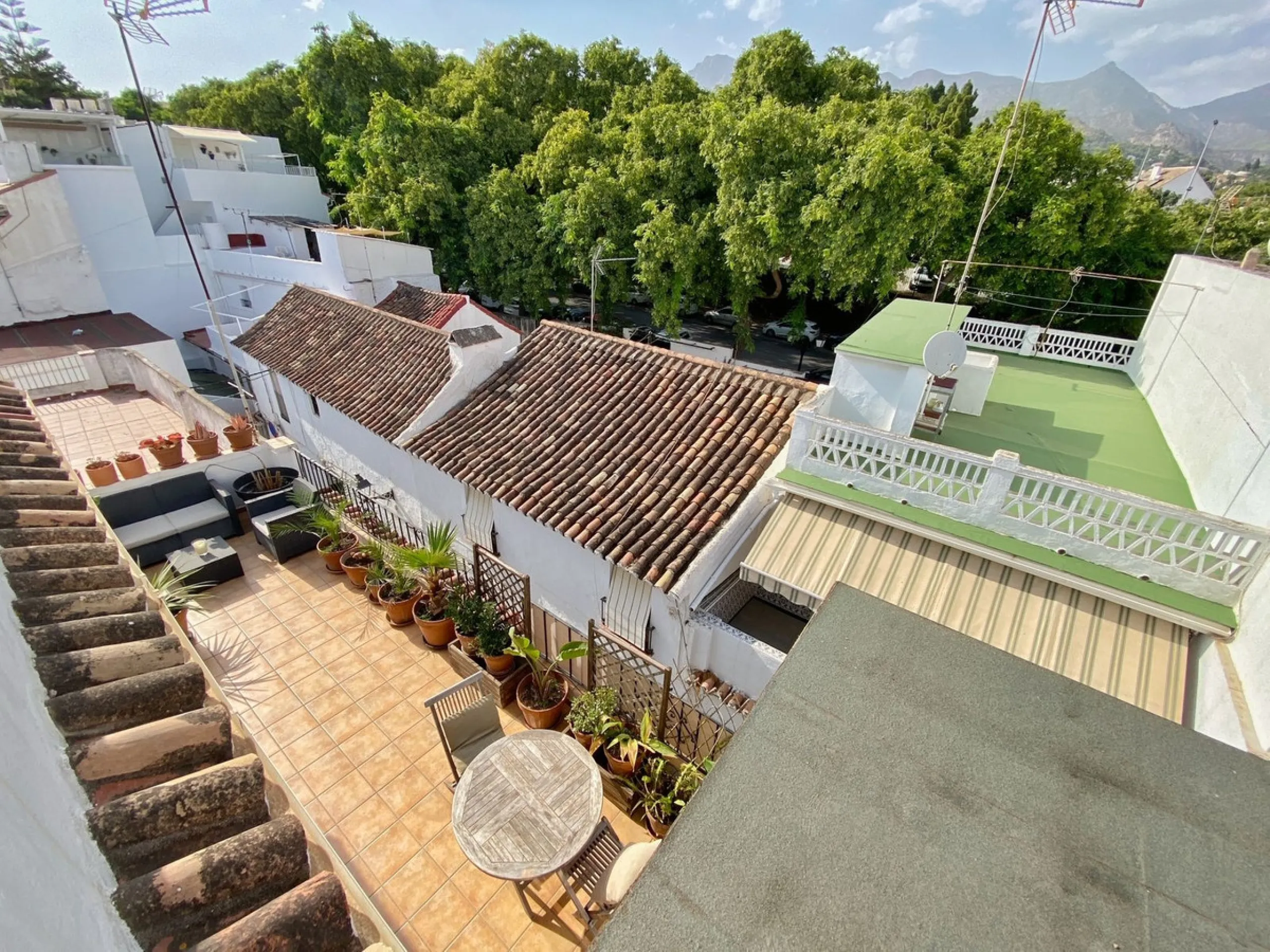A unique and unrepeatable property, a beautiful one-bedroom penthouse apartment with a large, private, sunny terrace and beautiful unobstructed views over the Old Town.