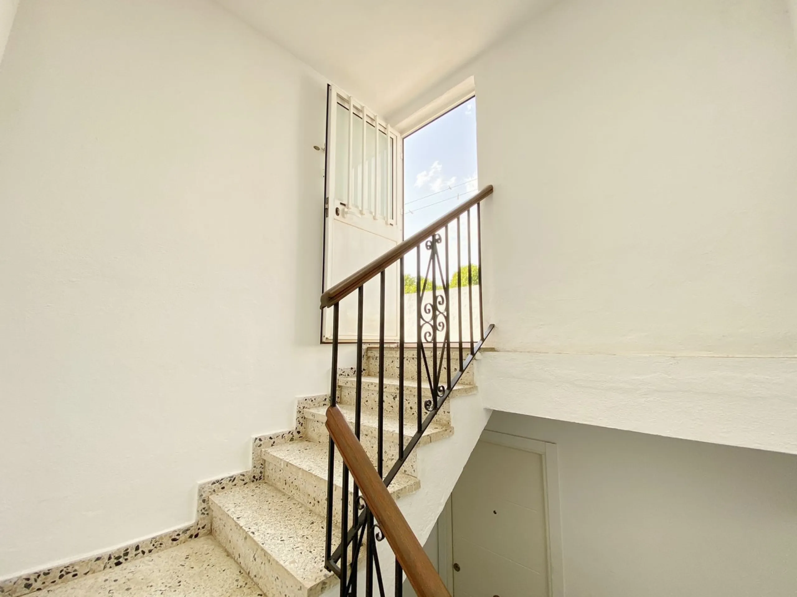 A unique and unrepeatable property, a beautiful one-bedroom penthouse apartment with a large, private, sunny terrace and beautiful unobstructed views over the Old Town.