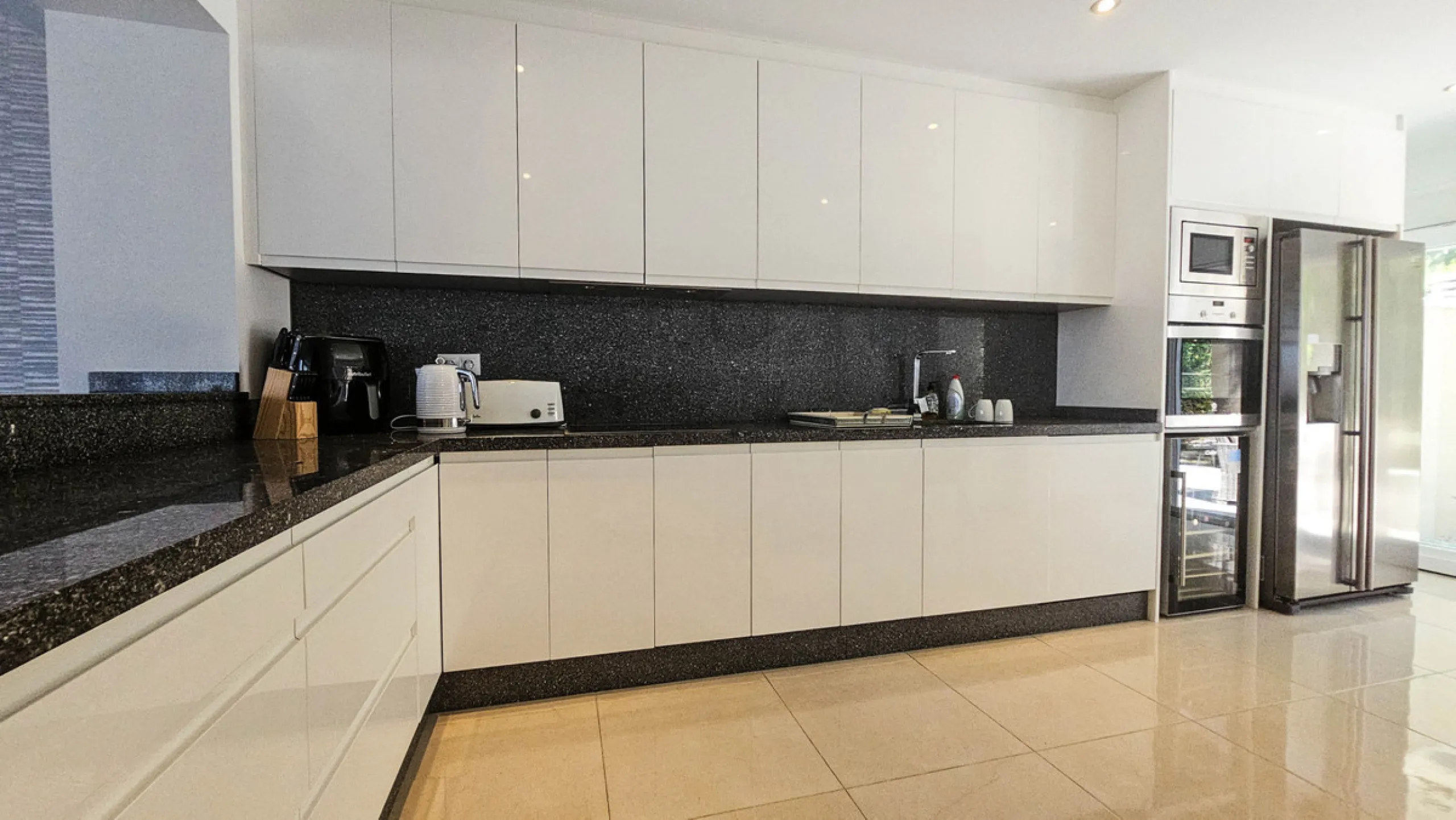 Experience luxury in this refurbished and modified semi-detached home featuring 4 bedrooms, 4 bathrooms, multiple terraces, and breathtaking panoramic views. Enjoy a private garden, private pool, and roof terrace with jacuzzi—all in a tranquil, private lo