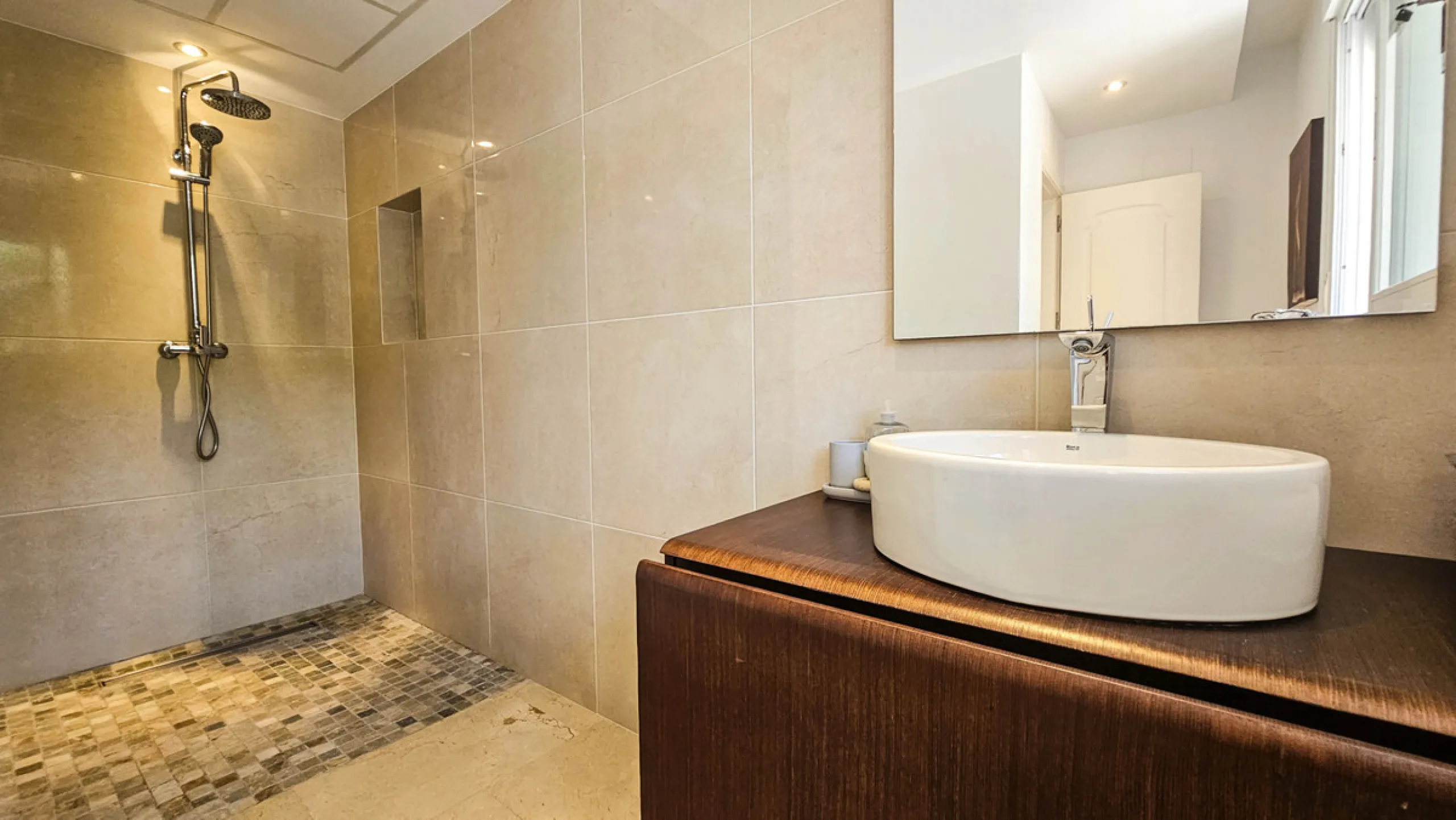 Experience luxury in this refurbished and modified semi-detached home featuring 4 bedrooms, 4 bathrooms, multiple terraces, and breathtaking panoramic views. Enjoy a private garden, private pool, and roof terrace with jacuzzi—all in a tranquil, private lo